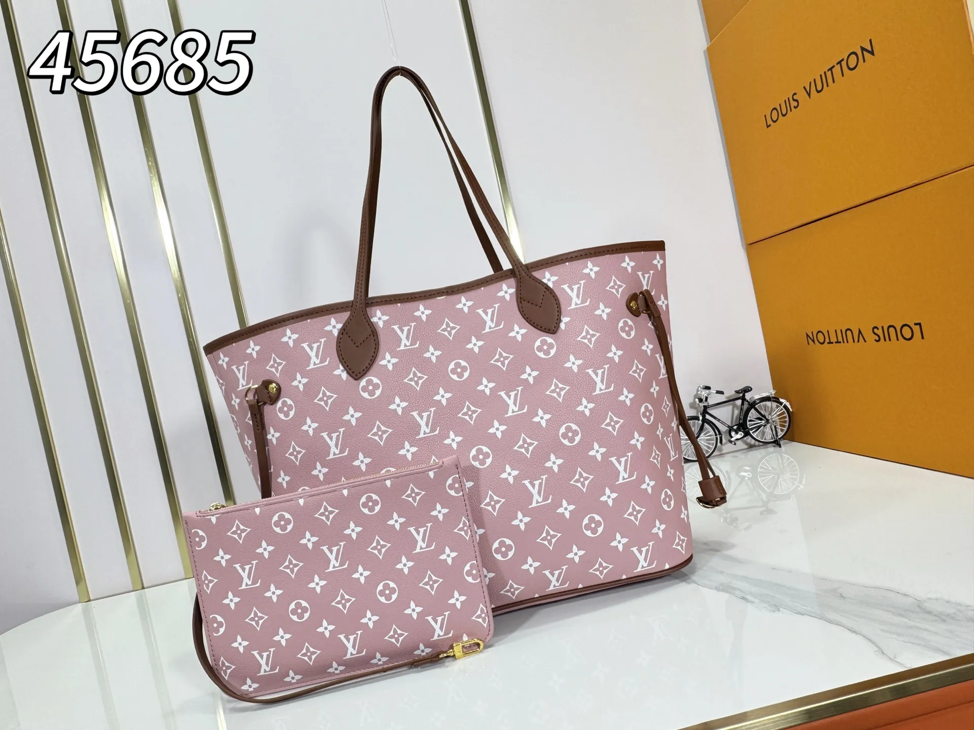 P280 Upgraded Original M45685 M40995 Neverfull handbags always meet your various handbag needs. It has a large capacity but is not bulky. It is stiff and soft to the touch, making it suitable for home and travel. Tighten the side ties and it instantly transforms into a stylish urban handbag. Loosen the straps and it transforms into a chic and practical handbag. The slender leather handle can be carried over the shoulder or between the arms. The model shown here is made of Damier Ebène canvas. Dimensions: 31.0 x 28.0 x 14.0 cm