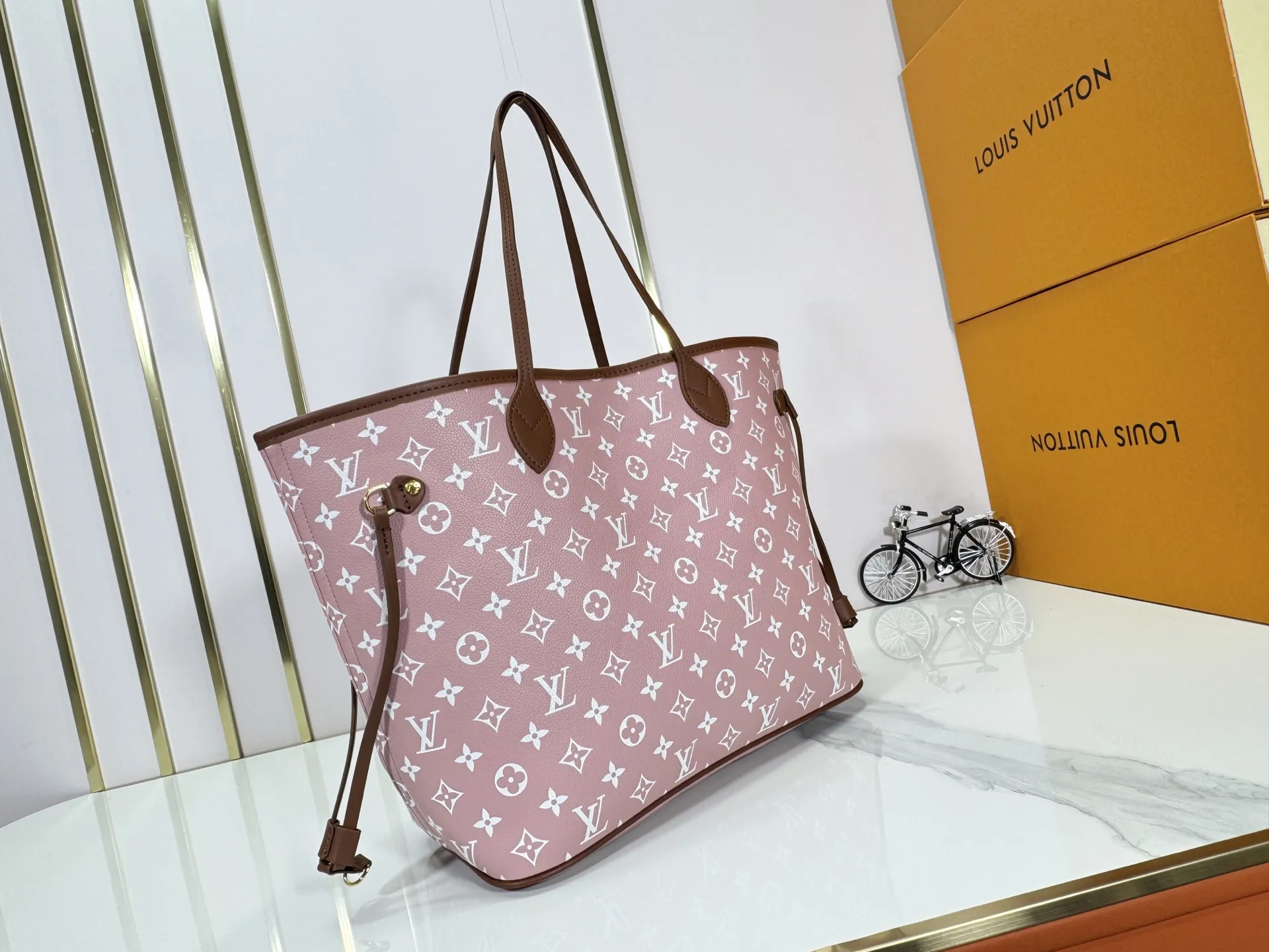 P280 Upgraded Original M45685 M40995 Neverfull handbags always meet your various handbag needs. It has a large capacity but is not bulky. It is stiff and soft to the touch, making it suitable for home and travel. Tighten the side ties and it instantly transforms into a stylish urban handbag. Loosen the straps and it transforms into a chic and practical handbag. The slender leather handle can be carried over the shoulder or between the arms. The model shown here is made of Damier Ebène canvas. Dimensions: 31.0 x 28.0 x 14.0 cm