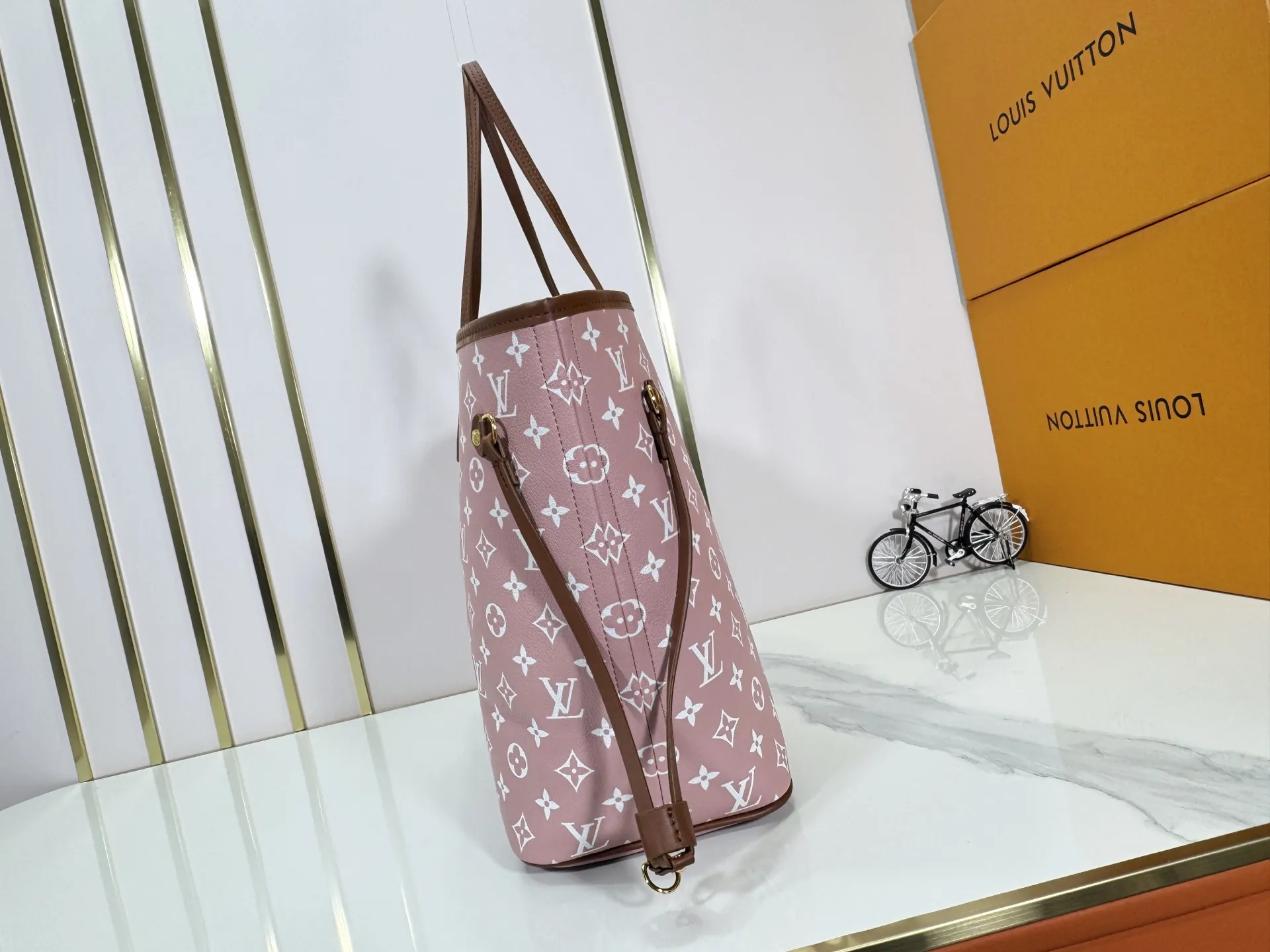 P280 Upgraded Original M45685 M40995 Neverfull handbags always meet your various handbag needs. It has a large capacity but is not bulky. It is stiff and soft to the touch, making it suitable for home and travel. Tighten the side ties and it instantly transforms into a stylish urban handbag. Loosen the straps and it transforms into a chic and practical handbag. The slender leather handle can be carried over the shoulder or between the arms. The model shown here is made of Damier Ebène canvas. Dimensions: 31.0 x 28.0 x 14.0 cm