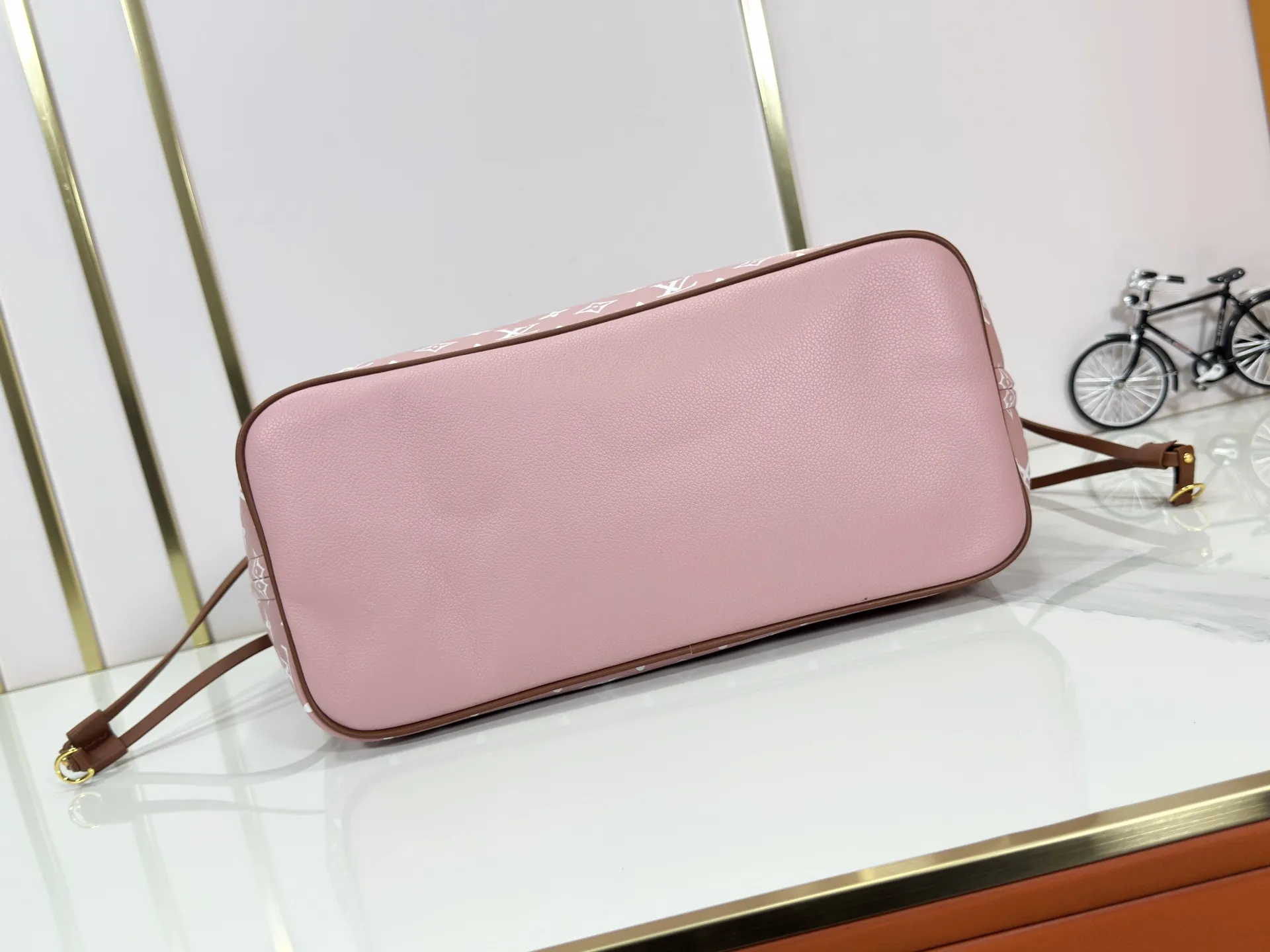 P280 Upgraded Original M45685 M40995 Neverfull handbags always meet your various handbag needs. It has a large capacity but is not bulky. It is stiff and soft to the touch, making it suitable for home and travel. Tighten the side ties and it instantly transforms into a stylish urban handbag. Loosen the straps and it transforms into a chic and practical handbag. The slender leather handle can be carried over the shoulder or between the arms. The model shown here is made of Damier Ebène canvas. Dimensions: 31.0 x 28.0 x 14.0 cm