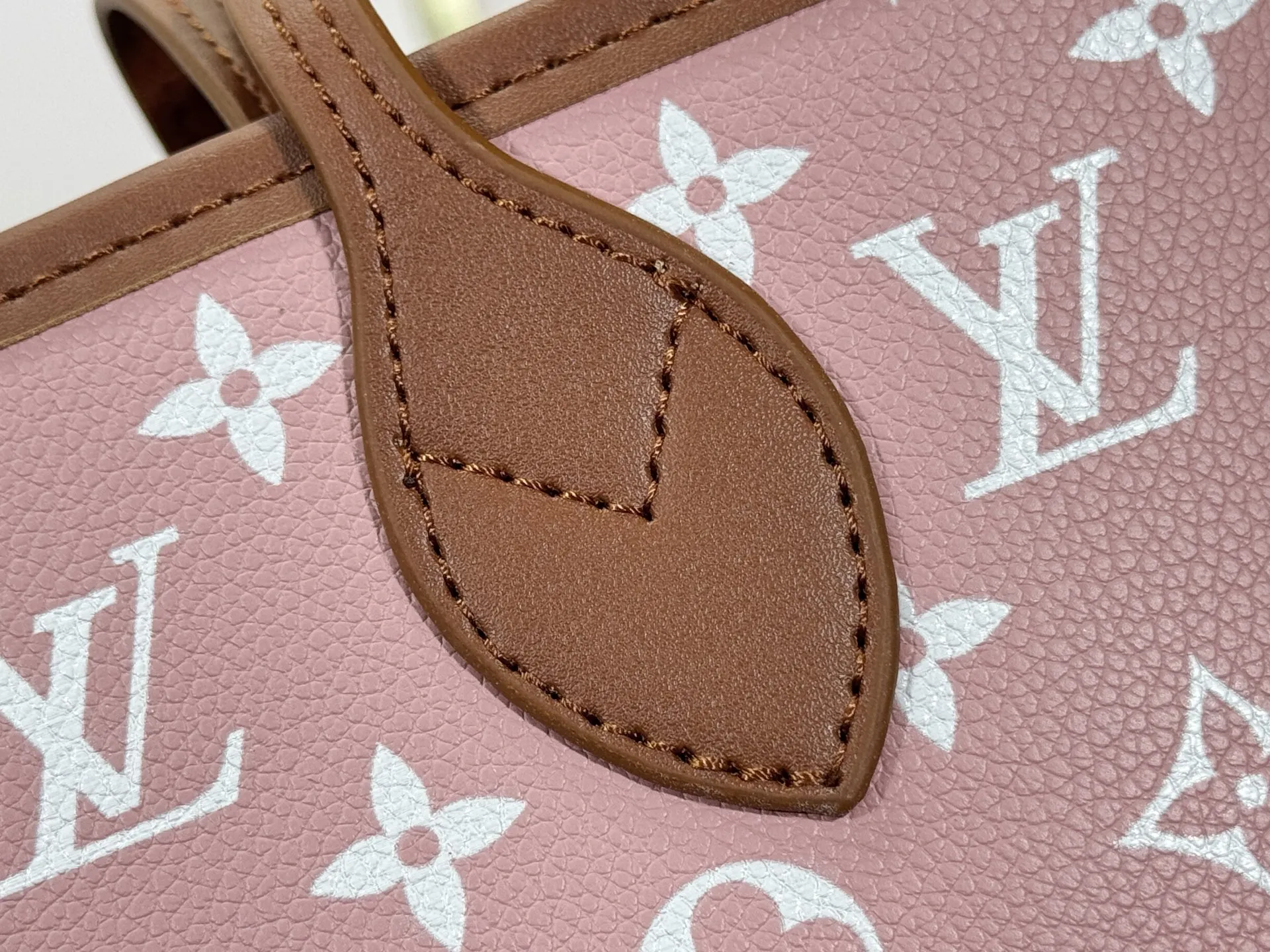 P280 Upgraded Original M45685 M40995 Neverfull handbags always meet your various handbag needs. It has a large capacity but is not bulky. It is stiff and soft to the touch, making it suitable for home and travel. Tighten the side ties and it instantly transforms into a stylish urban handbag. Loosen the straps and it transforms into a chic and practical handbag. The slender leather handle can be carried over the shoulder or between the arms. The model shown here is made of Damier Ebène canvas. Dimensions: 31.0 x 28.0 x 14.0 cm