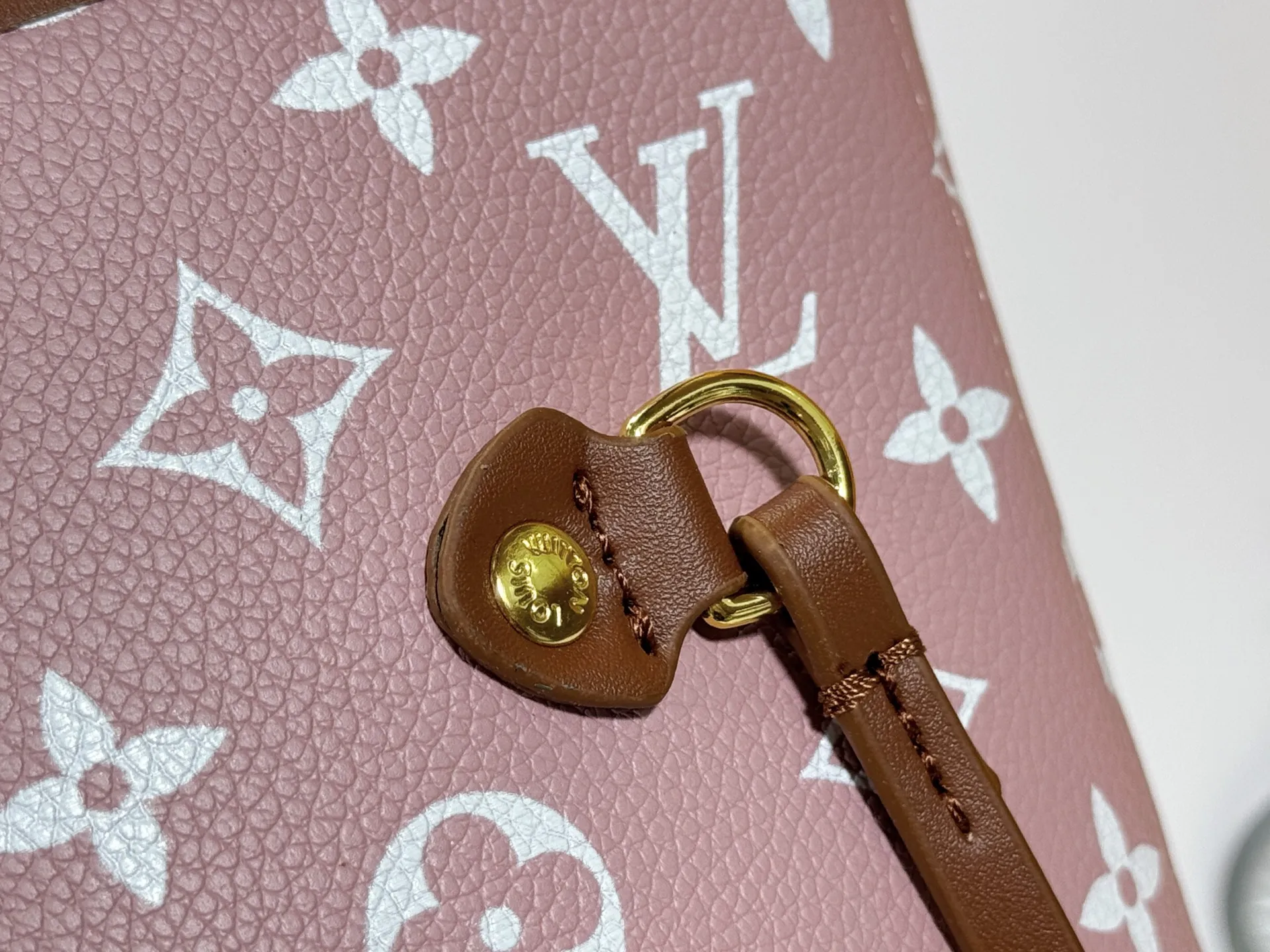 P280 Upgraded Original M45685 M40995 Neverfull handbags always meet your various handbag needs. It has a large capacity but is not bulky. It is stiff and soft to the touch, making it suitable for home and travel. Tighten the side ties and it instantly transforms into a stylish urban handbag. Loosen the straps and it transforms into a chic and practical handbag. The slender leather handle can be carried over the shoulder or between the arms. The model shown here is made of Damier Ebène canvas. Dimensions: 31.0 x 28.0 x 14.0 cm