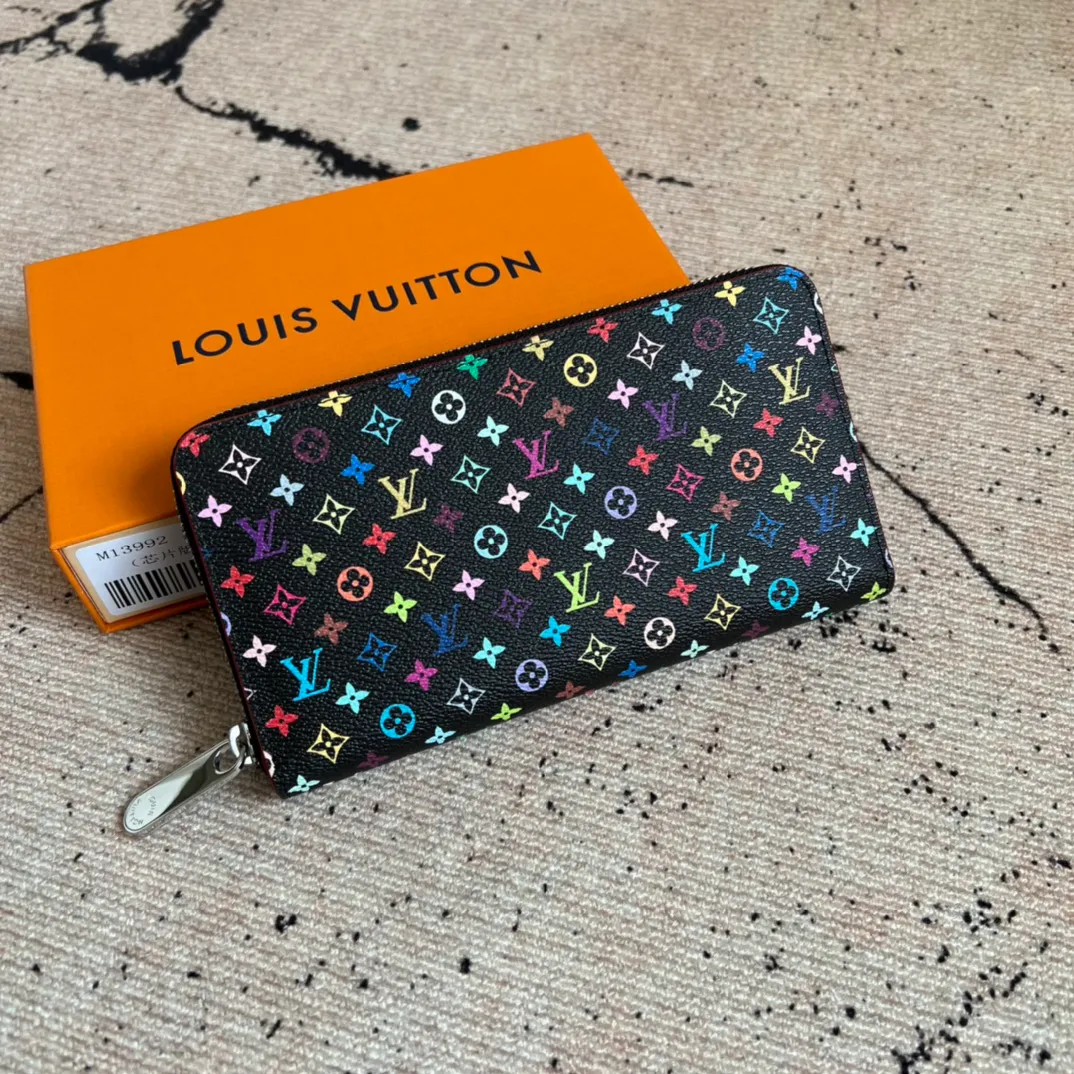 Factory price 400, top original order, M13992 black color, single zipper wallet series, Zippy Ld zipper wallet, this zippy zipper wallet with unique collectible value. This Monogram print is interpreted in 33 colorful colors. In 2025, Takashi Murakami and LV jointly launched the white tricolor and the black tricolor. It was launched in twelve pieces and became popular around the world. It is loved by celebrities and celebrities. It is lively, childlike and friendly. 19.5× 10.5x 2.5 cm (length x height x width)