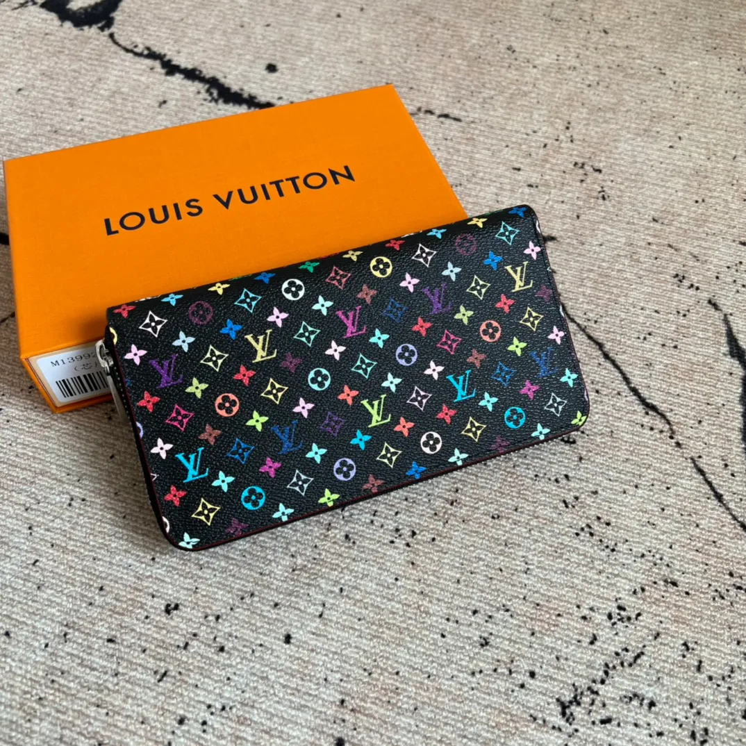 Factory price 400, top original order, M13992 black color, single zipper wallet series, Zippy Ld zipper wallet, this zippy zipper wallet with unique collectible value. This Monogram print is interpreted in 33 colorful colors. In 2025, Takashi Murakami and LV jointly launched the white tricolor and the black tricolor. It was launched in twelve pieces and became popular around the world. It is loved by celebrities and celebrities. It is lively, childlike and friendly. 19.5× 10.5x 2.5 cm (length x height x width)