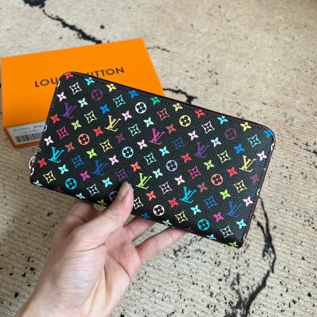 Factory price 400, top original order, M13992 black color, single zipper wallet series, Zippy Ld zipper wallet, this zippy zipper wallet with unique collectible value. This Monogram print is interpreted in 33 colorful colors. In 2025, Takashi Murakami and LV jointly launched the white tricolor and the black tricolor. It was launched in twelve pieces and became popular around the world. It is loved by celebrities and celebrities. It is lively, childlike and friendly. 19.5× 10.5x 2.5 cm (length x height x width)
