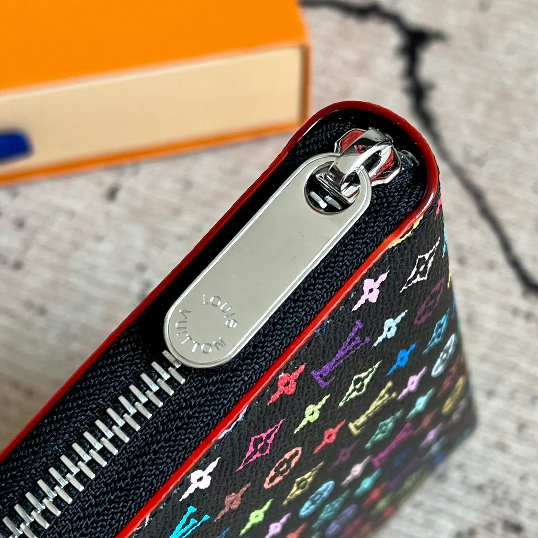 Factory price 400, top original order, M13992 black color, single zipper wallet series, Zippy Ld zipper wallet, this zippy zipper wallet with unique collectible value. This Monogram print is interpreted in 33 colorful colors. In 2025, Takashi Murakami and LV jointly launched the white tricolor and the black tricolor. It was launched in twelve pieces and became popular around the world. It is loved by celebrities and celebrities. It is lively, childlike and friendly. 19.5× 10.5x 2.5 cm (length x height x width)