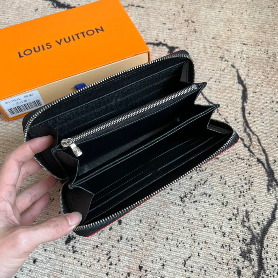 Factory price 400, top original order, M13992 black color, single zipper wallet series, Zippy Ld zipper wallet, this zippy zipper wallet with unique collectible value. This Monogram print is interpreted in 33 colorful colors. In 2025, Takashi Murakami and LV jointly launched the white tricolor and the black tricolor. It was launched in twelve pieces and became popular around the world. It is loved by celebrities and celebrities. It is lively, childlike and friendly. 19.5× 10.5x 2.5 cm (length x height x width)