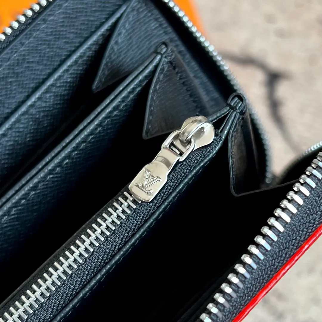 Factory price 400, top original order, M13992 black color, single zipper wallet series, Zippy Ld zipper wallet, this zippy zipper wallet with unique collectible value. This Monogram print is interpreted in 33 colorful colors. In 2025, Takashi Murakami and LV jointly launched the white tricolor and the black tricolor. It was launched in twelve pieces and became popular around the world. It is loved by celebrities and celebrities. It is lively, childlike and friendly. 19.5× 10.5x 2.5 cm (length x height x width)