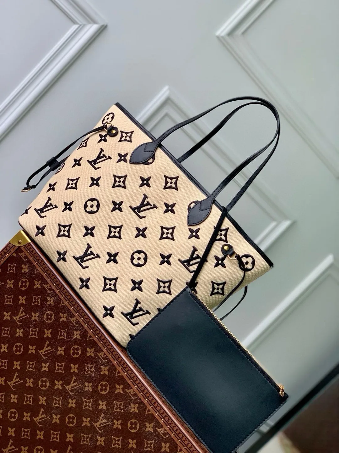 💰1400 Top original order M22838 black woven This Neverfull medium handbag comes from the new By the Pool series, releasing a unrestrained seaside holiday atmosphere. The soft raffia-like cotton features a Monogram pattern, exuding a rich summer vibe. Flexible design allows ample capacity to travel easily. Detailed features: 31 x 28 x 14 cm (length x height x width)