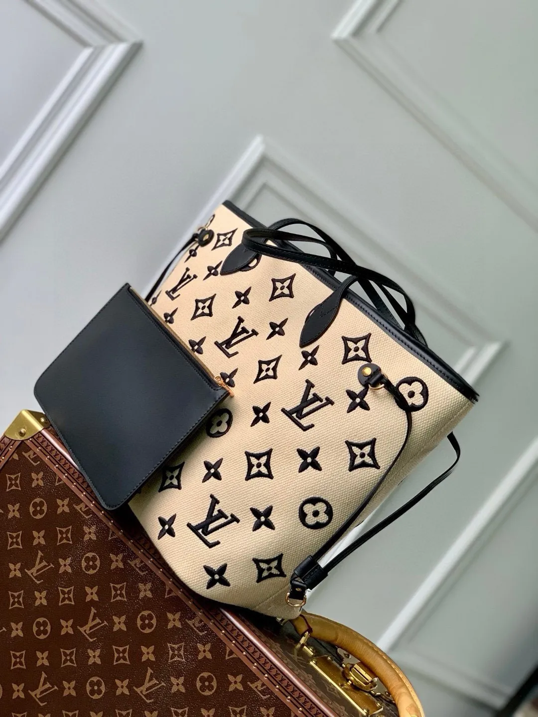 💰1400 Top original order M22838 black woven This Neverfull medium handbag comes from the new By the Pool series, releasing a unrestrained seaside holiday atmosphere. The soft raffia-like cotton features a Monogram pattern, exuding a rich summer vibe. Flexible design allows ample capacity to travel easily. Detailed features: 31 x 28 x 14 cm (length x height x width)