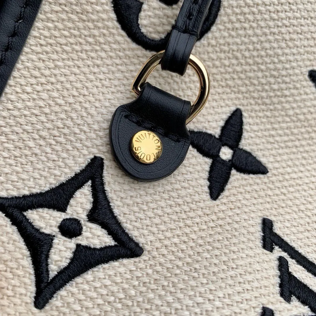 💰1400 Top original order M22838 black woven This Neverfull medium handbag comes from the new By the Pool series, releasing a unrestrained seaside holiday atmosphere. The soft raffia-like cotton features a Monogram pattern, exuding a rich summer vibe. Flexible design allows ample capacity to travel easily. Detailed features: 31 x 28 x 14 cm (length x height x width)