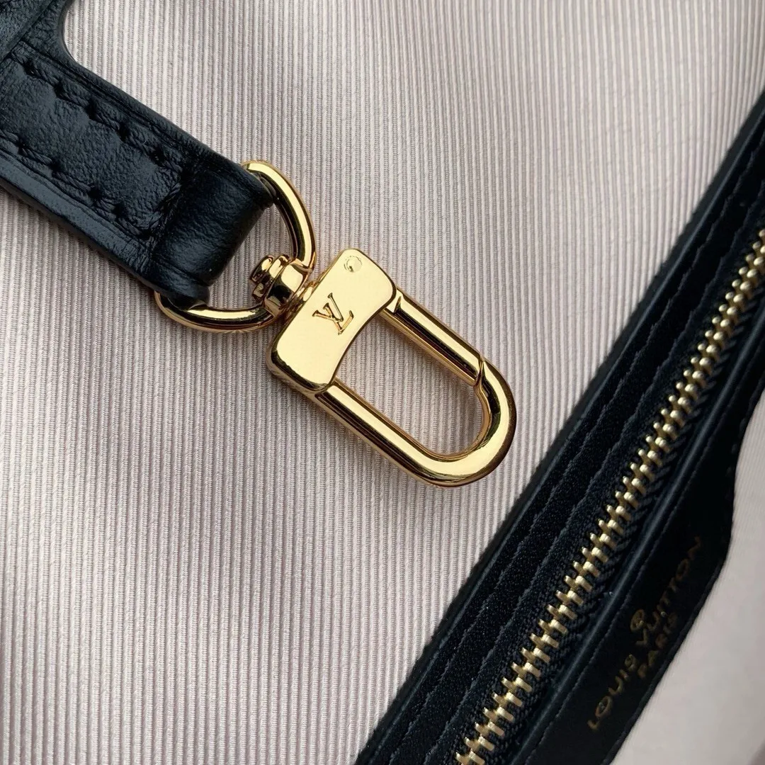 💰1400 Top original order M22838 black woven This Neverfull medium handbag comes from the new By the Pool series, releasing a unrestrained seaside holiday atmosphere. The soft raffia-like cotton features a Monogram pattern, exuding a rich summer vibe. Flexible design allows ample capacity to travel easily. Detailed features: 31 x 28 x 14 cm (length x height x width)