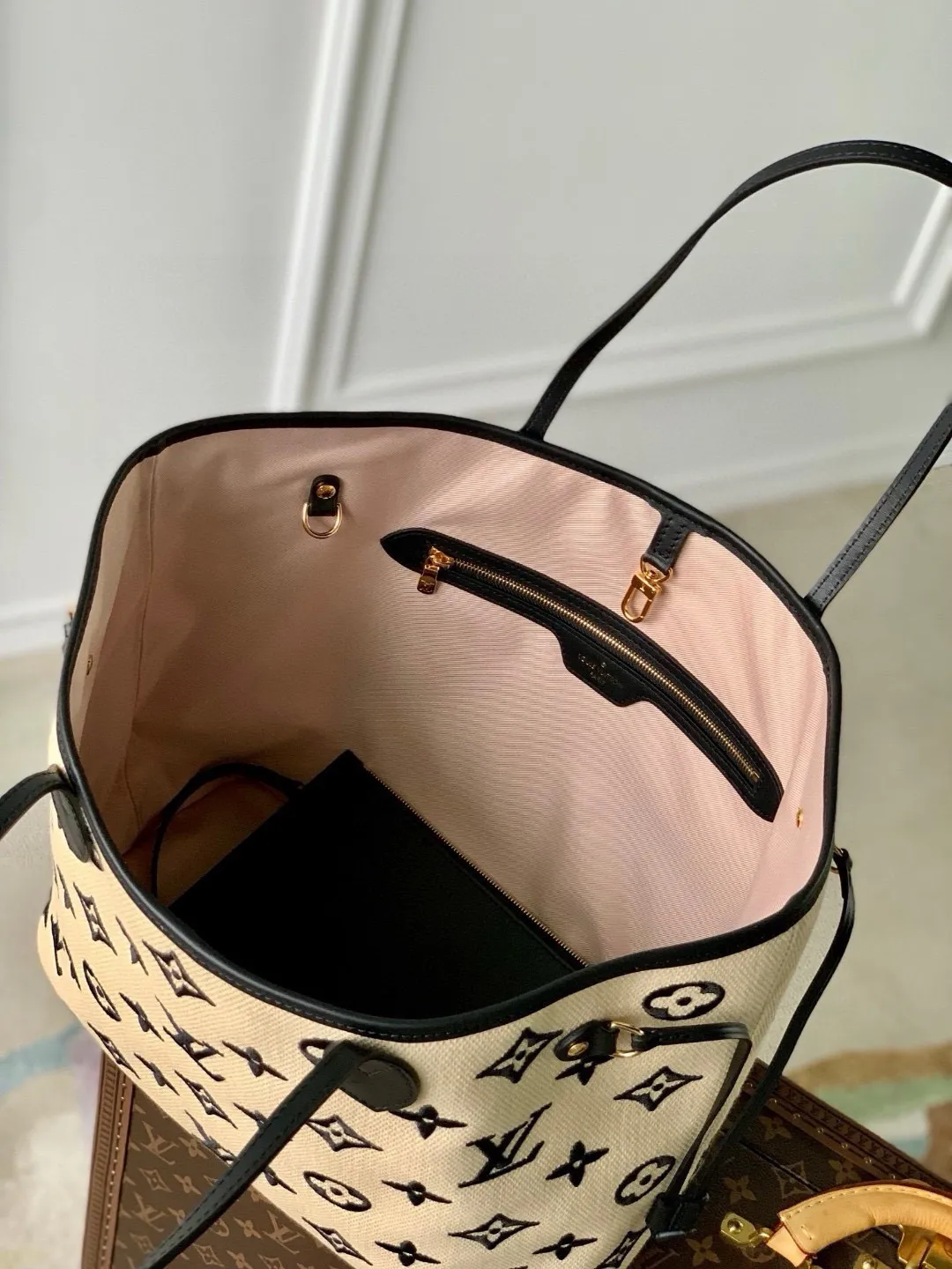 💰1400 Top original order M22838 black woven This Neverfull medium handbag comes from the new By the Pool series, releasing a unrestrained seaside holiday atmosphere. The soft raffia-like cotton features a Monogram pattern, exuding a rich summer vibe. Flexible design allows ample capacity to travel easily. Detailed features: 31 x 28 x 14 cm (length x height x width)