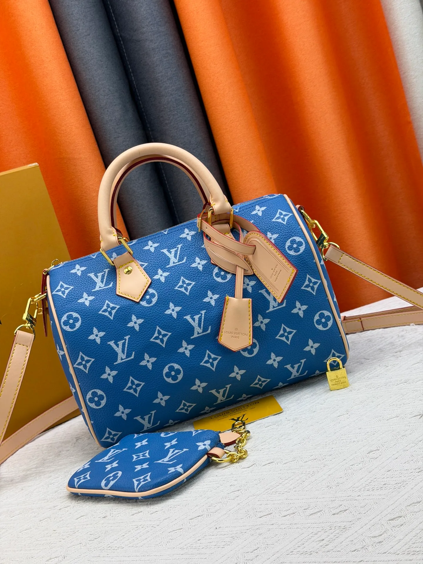 P270 Upgraded original version (with pebbled leather) M13902 M24423 M24424 M24425 M24426 M24443 M11561 M11562 M13912 Speedy Bandoulière 25 handbag is made of cow leather, showing a unique sun-kissed gradient effect. A perfect everyday choice, the Speedy comes with a removable leather storage bag lined with luxurious sheepskin leather. The double handle design combined with the adjustable and detachable shoulder strap provides a variety of carrying methods to easily cope with different occasions. Dimensions: 25.0 x 15.0 x 15.0 cm (length x height x width)