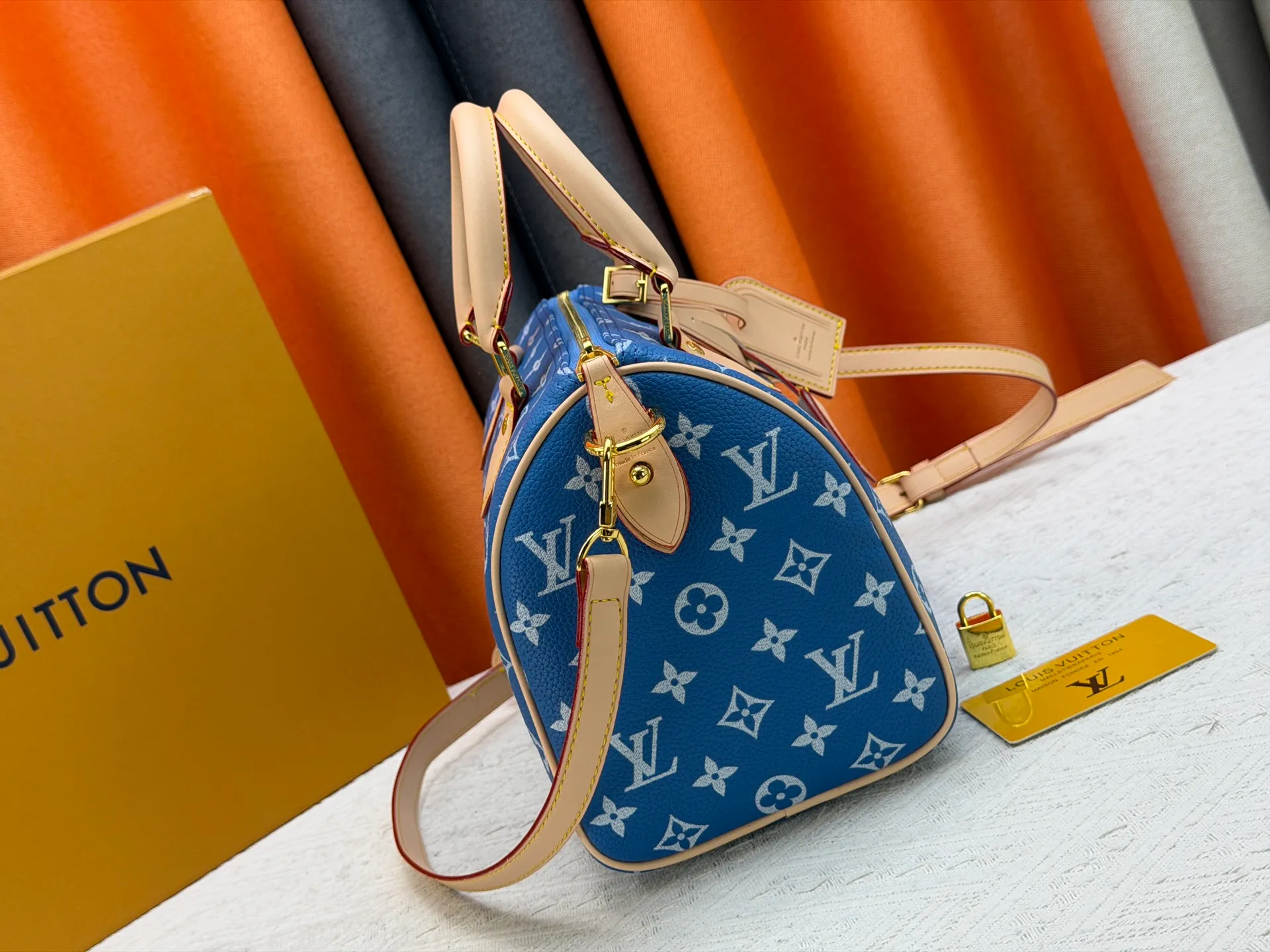 P270 Upgraded original version (with pebbled leather) M13902 M24423 M24424 M24425 M24426 M24443 M11561 M11562 M13912 Speedy Bandoulière 25 handbag is made of cow leather, showing a unique sun-kissed gradient effect. A perfect everyday choice, the Speedy comes with a removable leather storage bag lined with luxurious sheepskin leather. The double handle design combined with the adjustable and detachable shoulder strap provides a variety of carrying methods to easily cope with different occasions. Dimensions: 25.0 x 15.0 x 15.0 cm (length x height x width)