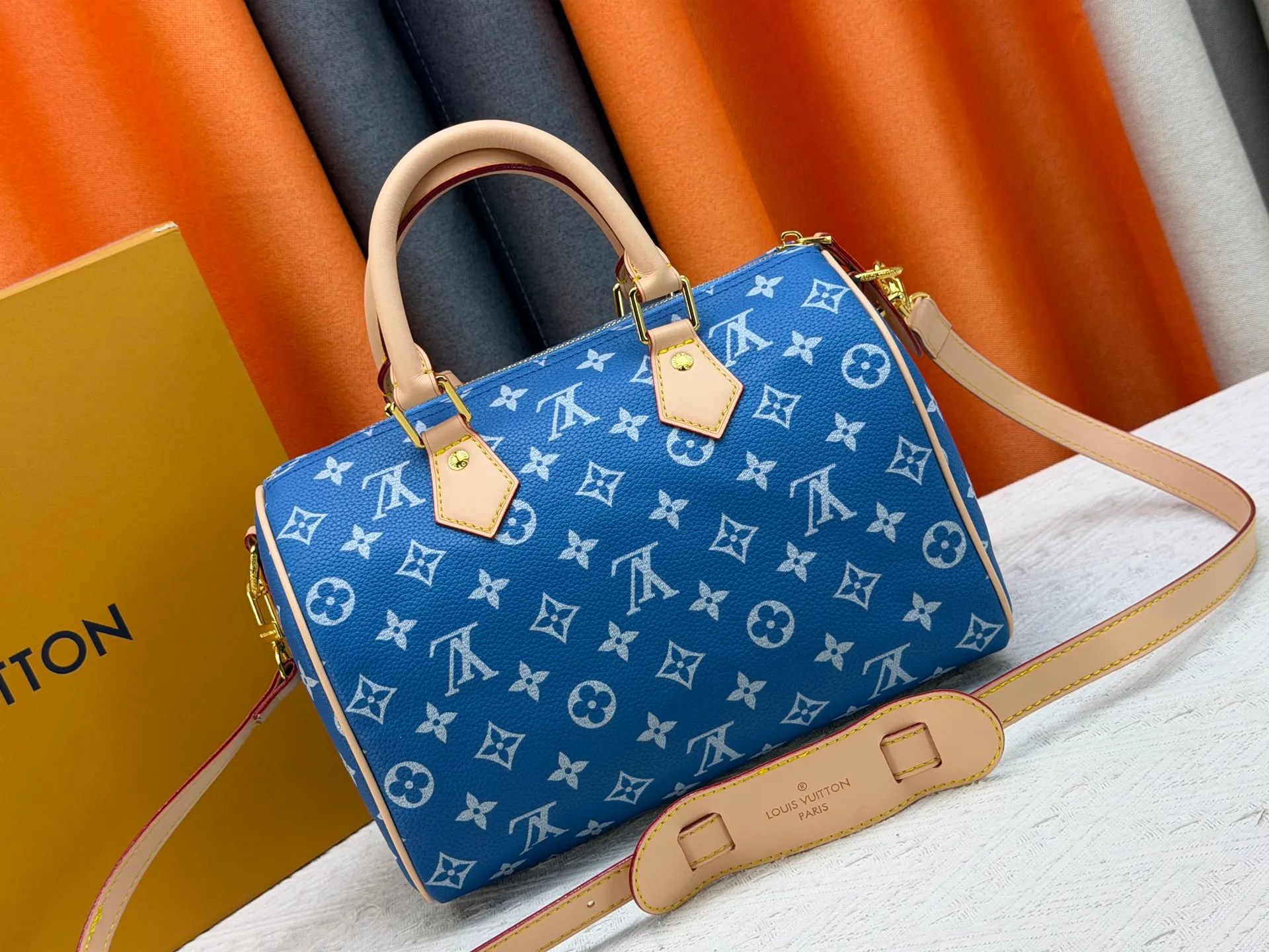P270 Upgraded original version (with pebbled leather) M13902 M24423 M24424 M24425 M24426 M24443 M11561 M11562 M13912 Speedy Bandoulière 25 handbag is made of cow leather, showing a unique sun-kissed gradient effect. A perfect everyday choice, the Speedy comes with a removable leather storage bag lined with luxurious sheepskin leather. The double handle design combined with the adjustable and detachable shoulder strap provides a variety of carrying methods to easily cope with different occasions. Dimensions: 25.0 x 15.0 x 15.0 cm (length x height x width)