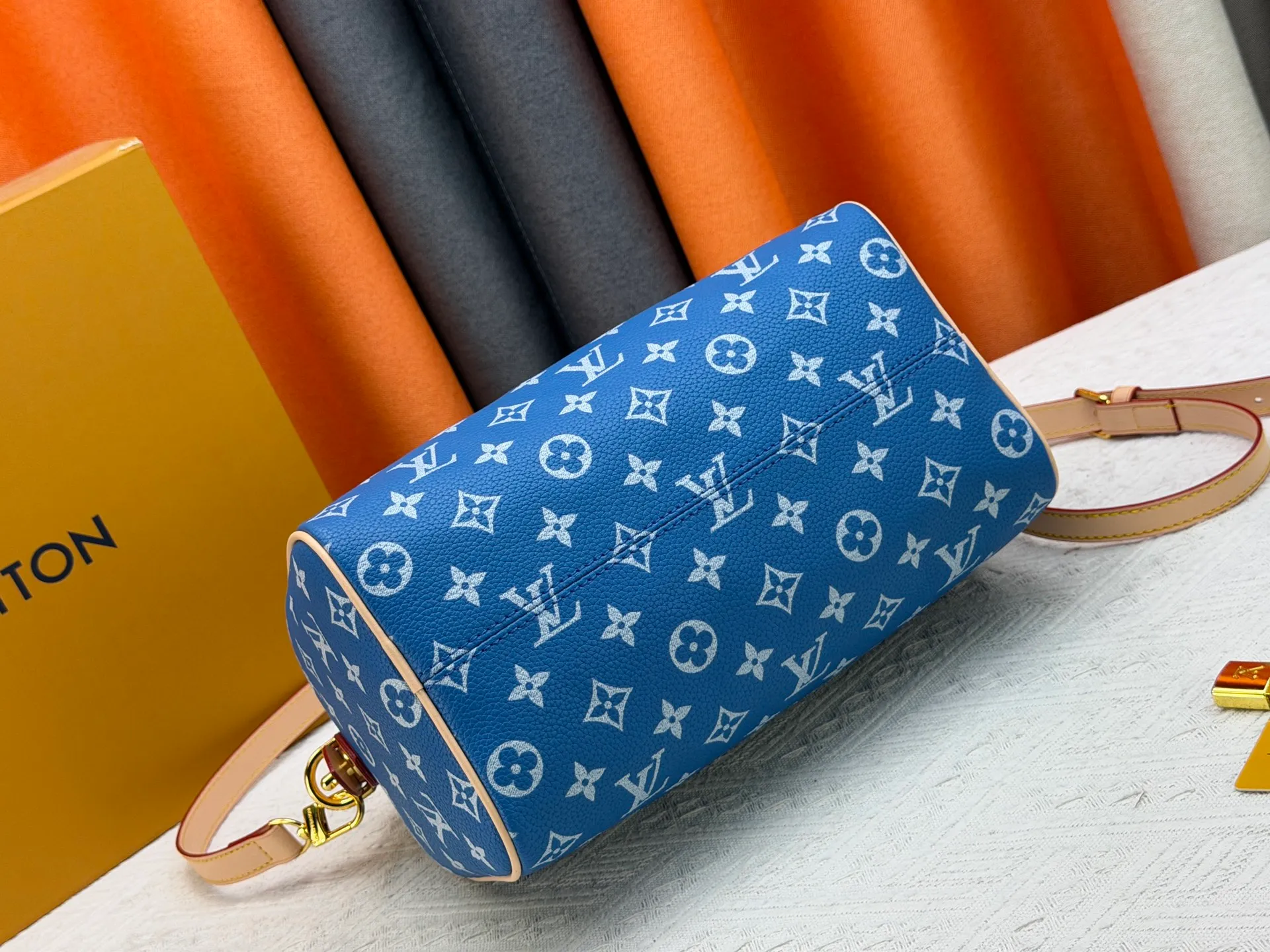 P270 Upgraded original version (with pebbled leather) M13902 M24423 M24424 M24425 M24426 M24443 M11561 M11562 M13912 Speedy Bandoulière 25 handbag is made of cow leather, showing a unique sun-kissed gradient effect. A perfect everyday choice, the Speedy comes with a removable leather storage bag lined with luxurious sheepskin leather. The double handle design combined with the adjustable and detachable shoulder strap provides a variety of carrying methods to easily cope with different occasions. Dimensions: 25.0 x 15.0 x 15.0 cm (length x height x width)