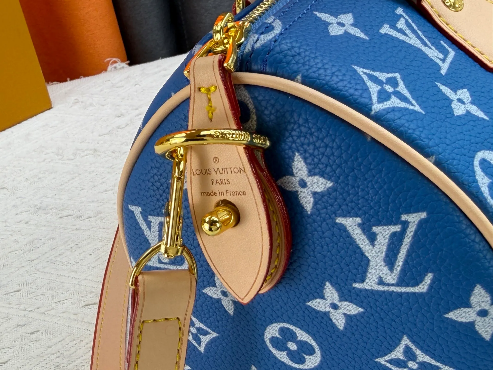 P270 Upgraded original version (with pebbled leather) M13902 M24423 M24424 M24425 M24426 M24443 M11561 M11562 M13912 Speedy Bandoulière 25 handbag is made of cow leather, showing a unique sun-kissed gradient effect. A perfect everyday choice, the Speedy comes with a removable leather storage bag lined with luxurious sheepskin leather. The double handle design combined with the adjustable and detachable shoulder strap provides a variety of carrying methods to easily cope with different occasions. Dimensions: 25.0 x 15.0 x 15.0 cm (length x height x width)