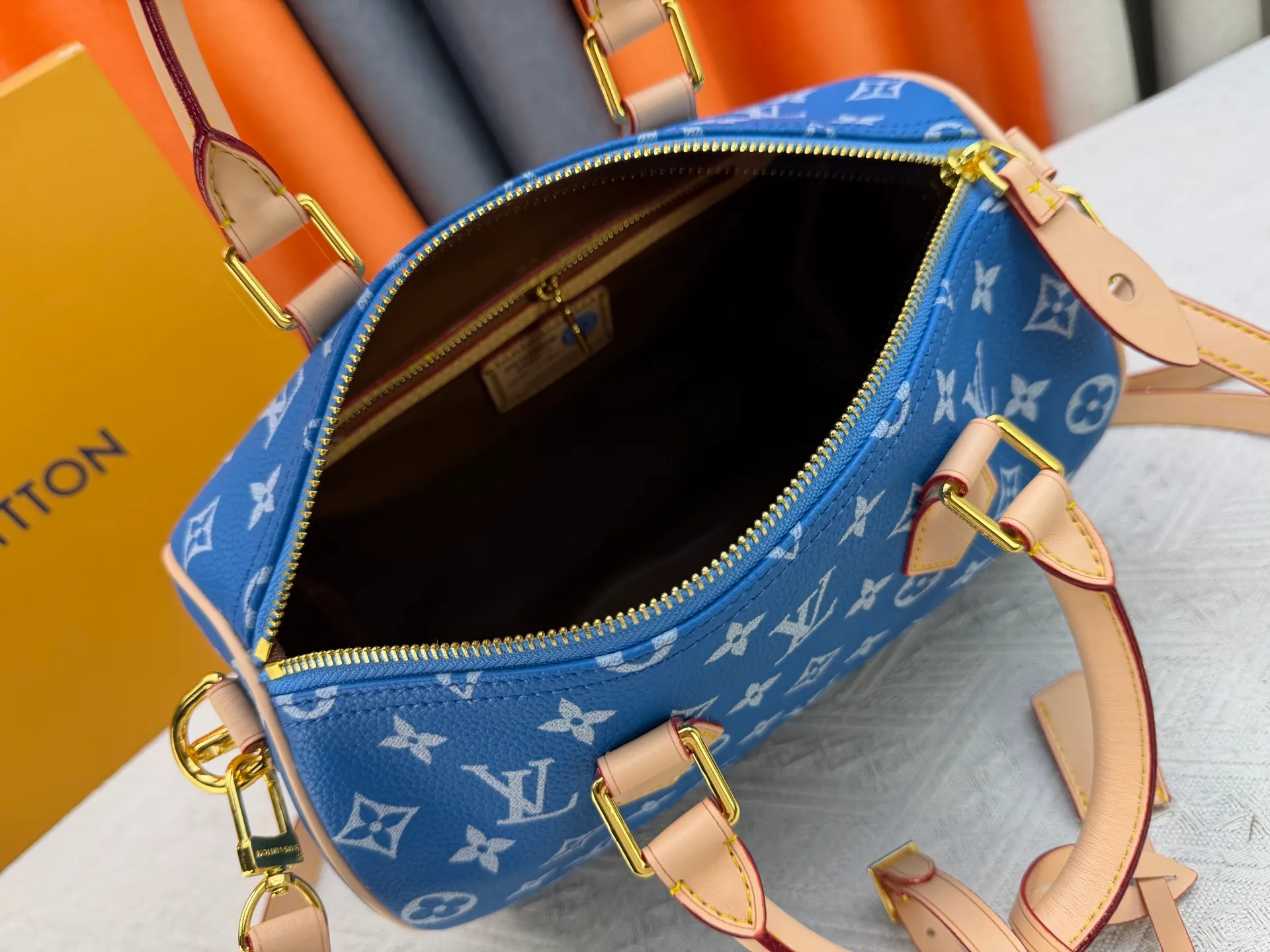 P270 Upgraded original version (with pebbled leather) M13902 M24423 M24424 M24425 M24426 M24443 M11561 M11562 M13912 Speedy Bandoulière 25 handbag is made of cow leather, showing a unique sun-kissed gradient effect. A perfect everyday choice, the Speedy comes with a removable leather storage bag lined with luxurious sheepskin leather. The double handle design combined with the adjustable and detachable shoulder strap provides a variety of carrying methods to easily cope with different occasions. Dimensions: 25.0 x 15.0 x 15.0 cm (length x height x width)