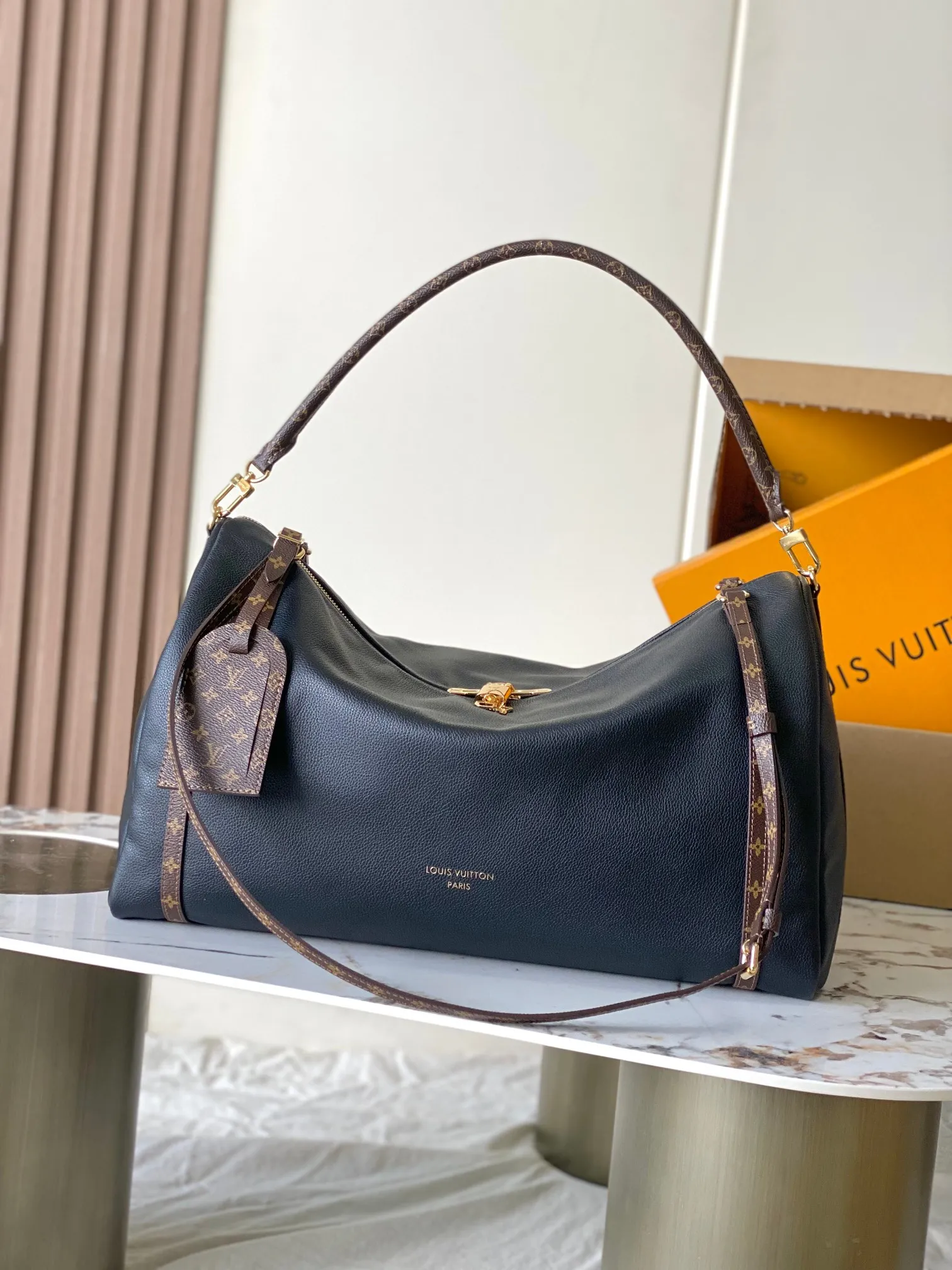 p2100 [Special grade MB original leather] EXPRESS large handbag Model: M26037 black 163C chip version Material: A-grade all-steel hardware, imported original cowhide Packaging: full set of original duty-free MB packaging Size: 45*27*20CM