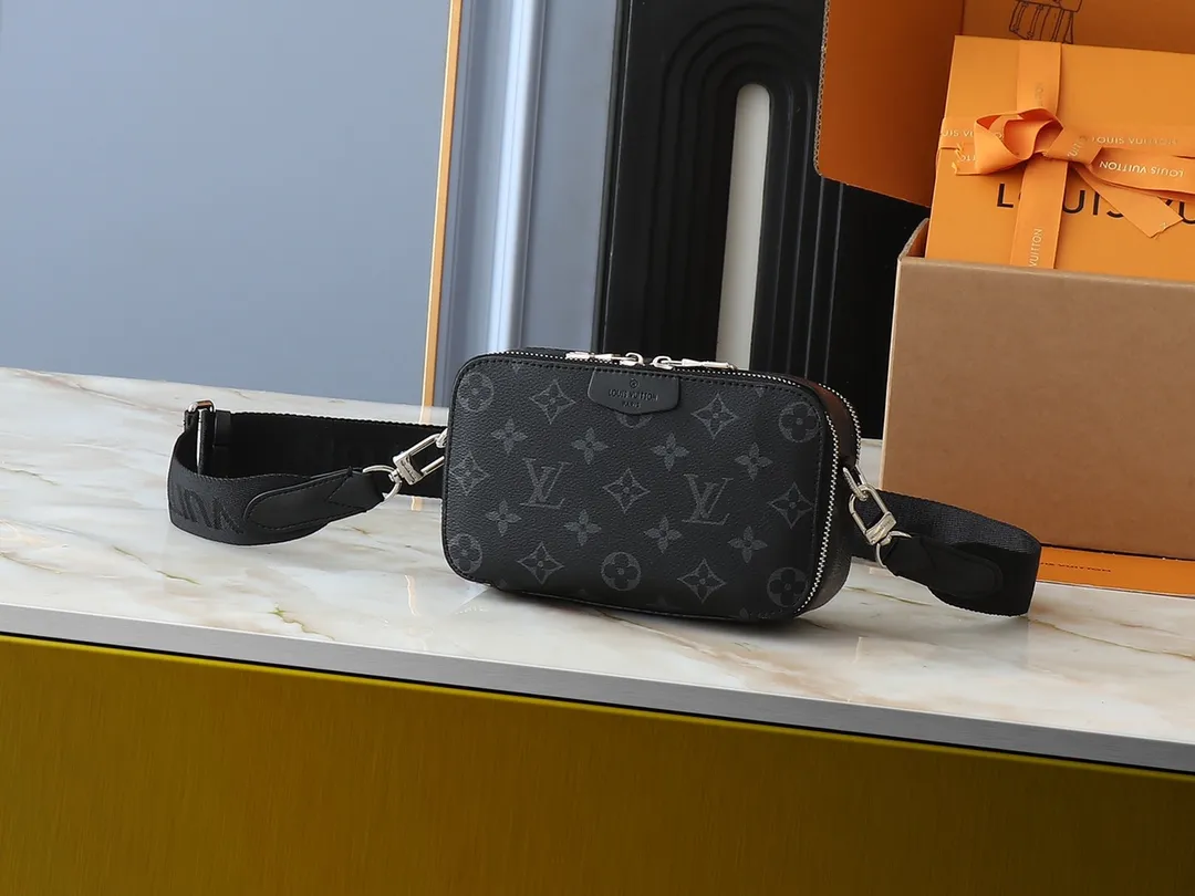 💰240💰Upgraded from the original M81260 M80741 M59161 Alpha Wearable handbag combines Monogram Eclipse coated canvas and leather trim, with wide mouth opening and side gussets for easy access, suitable for storing mobile phones and wallets, etc. The detachable and adjustable shoulder strap allows for a variety of carrying options. Dimensions: 18.5×11×6.5cm