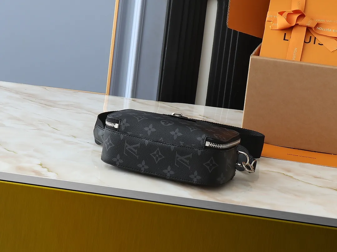💰240💰Upgraded from the original M81260 M80741 M59161 Alpha Wearable handbag combines Monogram Eclipse coated canvas and leather trim, with wide mouth opening and side gussets for easy access, suitable for storing mobile phones and wallets, etc. The detachable and adjustable shoulder strap allows for a variety of carrying options. Dimensions: 18.5×11×6.5cm