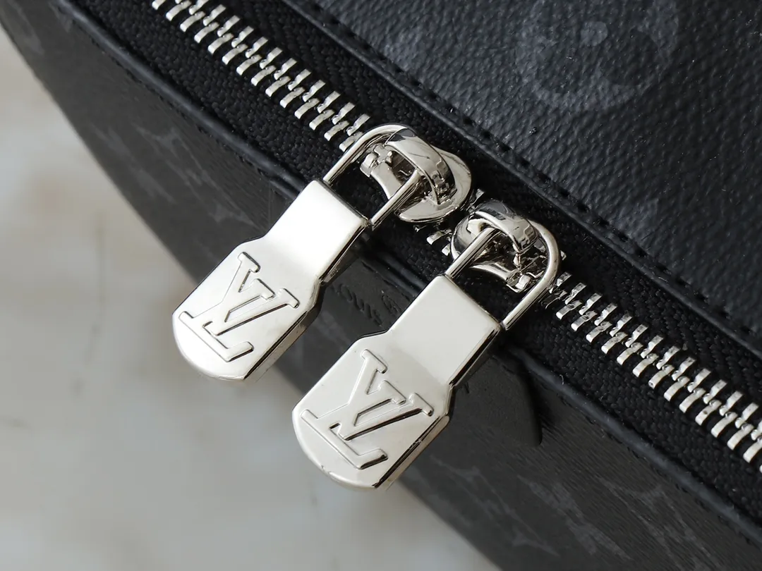 💰240💰Upgraded from the original M81260 M80741 M59161 Alpha Wearable handbag combines Monogram Eclipse coated canvas and leather trim, with wide mouth opening and side gussets for easy access, suitable for storing mobile phones and wallets, etc. The detachable and adjustable shoulder strap allows for a variety of carrying options. Dimensions: 18.5×11×6.5cm