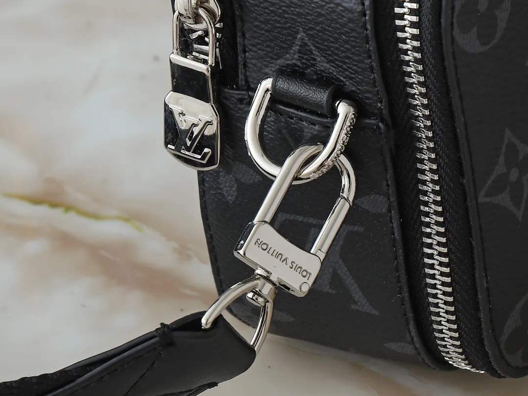 💰240💰Upgraded from the original M81260 M80741 M59161 Alpha Wearable handbag combines Monogram Eclipse coated canvas and leather trim, with wide mouth opening and side gussets for easy access, suitable for storing mobile phones and wallets, etc. The detachable and adjustable shoulder strap allows for a variety of carrying options. Dimensions: 18.5×11×6.5cm
