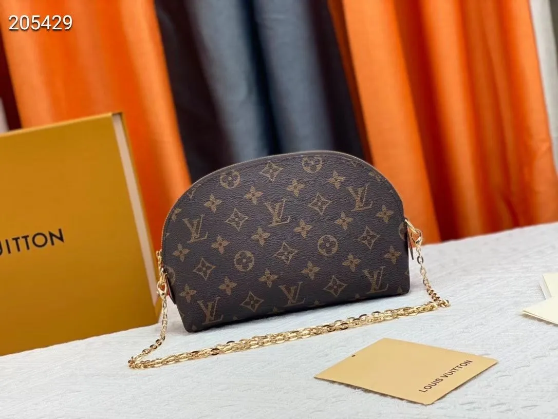 P140💰Upgraded from the original M47353 presbyopic large size. This large cosmetic bag chain is made of classic and stylish Monogram canvas, which is truly luxurious. Shiny gold-tone metal details and cotton lining add to the elegance. 24.0x 17.0x 6.0 cm (length x height x width). - Specially coated canvas - Cowhide trim - Shiny gold-tone hardware - Wide zip closure - 2 flat interior pockets - Compartment for lipstick.