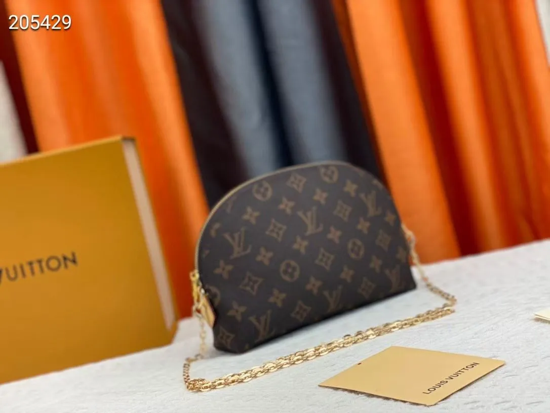 P140💰Upgraded from the original M47353 presbyopic large size. This large cosmetic bag chain is made of classic and stylish Monogram canvas, which is truly luxurious. Shiny gold-tone metal details and cotton lining add to the elegance. 24.0x 17.0x 6.0 cm (length x height x width). - Specially coated canvas - Cowhide trim - Shiny gold-tone hardware - Wide zip closure - 2 flat interior pockets - Compartment for lipstick.