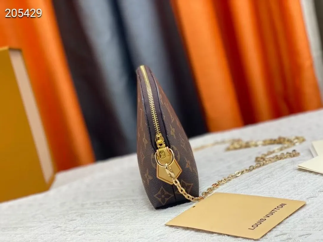 P140💰Upgraded from the original M47353 presbyopic large size. This large cosmetic bag chain is made of classic and stylish Monogram canvas, which is truly luxurious. Shiny gold-tone metal details and cotton lining add to the elegance. 24.0x 17.0x 6.0 cm (length x height x width). - Specially coated canvas - Cowhide trim - Shiny gold-tone hardware - Wide zip closure - 2 flat interior pockets - Compartment for lipstick.