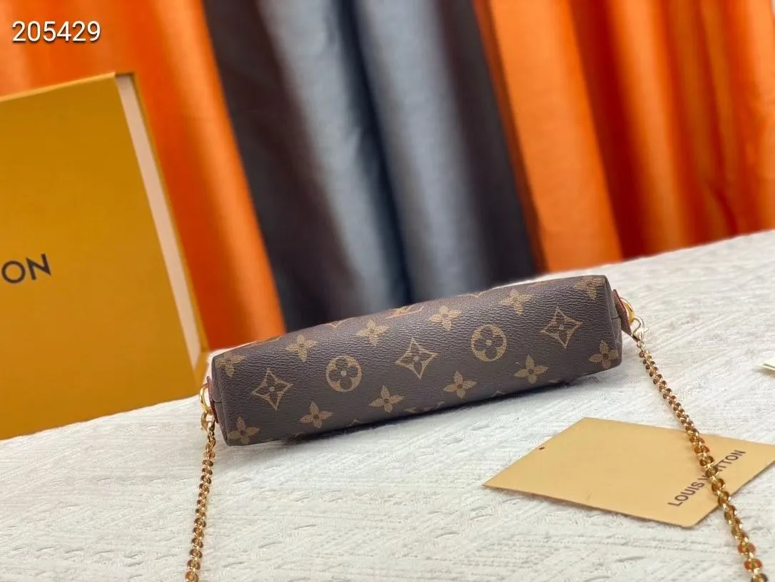 P140💰Upgraded from the original M47353 presbyopic large size. This large cosmetic bag chain is made of classic and stylish Monogram canvas, which is truly luxurious. Shiny gold-tone metal details and cotton lining add to the elegance. 24.0x 17.0x 6.0 cm (length x height x width). - Specially coated canvas - Cowhide trim - Shiny gold-tone hardware - Wide zip closure - 2 flat interior pockets - Compartment for lipstick.