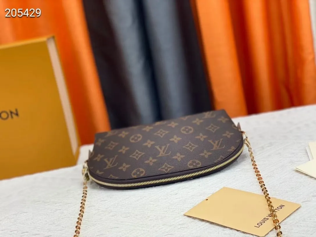 P140💰Upgraded from the original M47353 presbyopic large size. This large cosmetic bag chain is made of classic and stylish Monogram canvas, which is truly luxurious. Shiny gold-tone metal details and cotton lining add to the elegance. 24.0x 17.0x 6.0 cm (length x height x width). - Specially coated canvas - Cowhide trim - Shiny gold-tone hardware - Wide zip closure - 2 flat interior pockets - Compartment for lipstick.