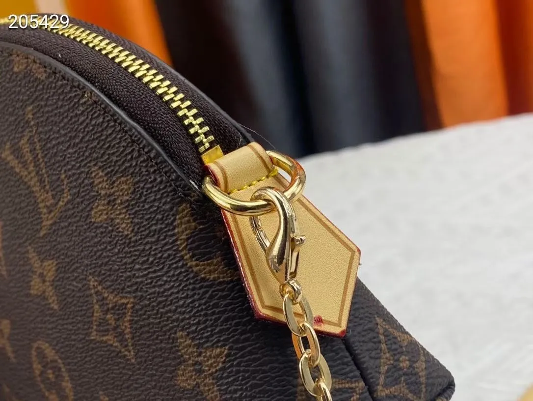 P140💰Upgraded from the original M47353 presbyopic large size. This large cosmetic bag chain is made of classic and stylish Monogram canvas, which is truly luxurious. Shiny gold-tone metal details and cotton lining add to the elegance. 24.0x 17.0x 6.0 cm (length x height x width). - Specially coated canvas - Cowhide trim - Shiny gold-tone hardware - Wide zip closure - 2 flat interior pockets - Compartment for lipstick.