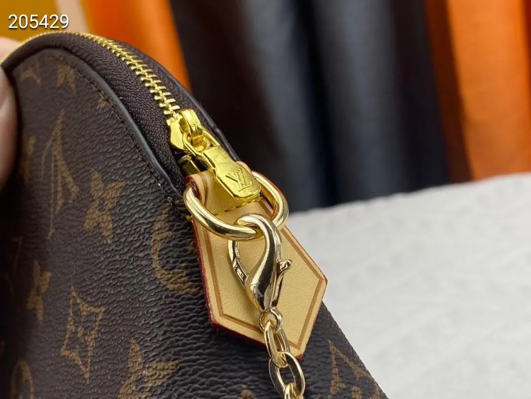 P140💰Upgraded from the original M47353 presbyopic large size. This large cosmetic bag chain is made of classic and stylish Monogram canvas, which is truly luxurious. Shiny gold-tone metal details and cotton lining add to the elegance. 24.0x 17.0x 6.0 cm (length x height x width). - Specially coated canvas - Cowhide trim - Shiny gold-tone hardware - Wide zip closure - 2 flat interior pockets - Compartment for lipstick.