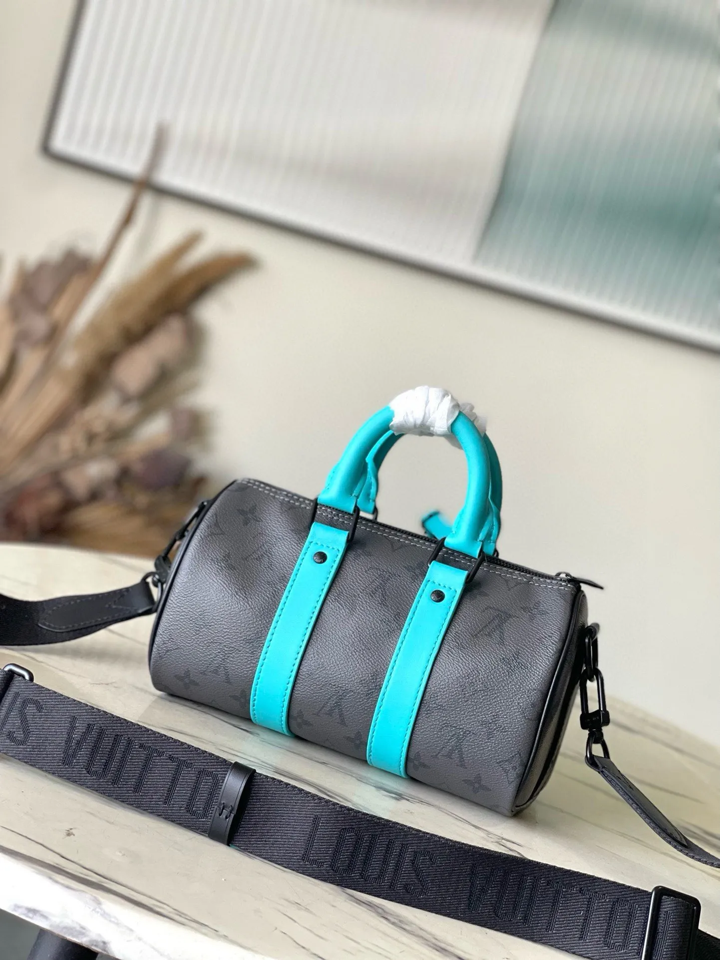 💰780 Top Original Order M11645 This Keepall Bandouliere 25 handbag is made of Monogram Eclipse Reverse canvas and leather trim, with reinforced side straps, handles and nameplates rendered in bright colors. The compact silhouette is complemented by matte metal hardware and a removable and adjustable fabric shoulder strap to complete the details. Dimensions: 25 × 15 × 11cm
