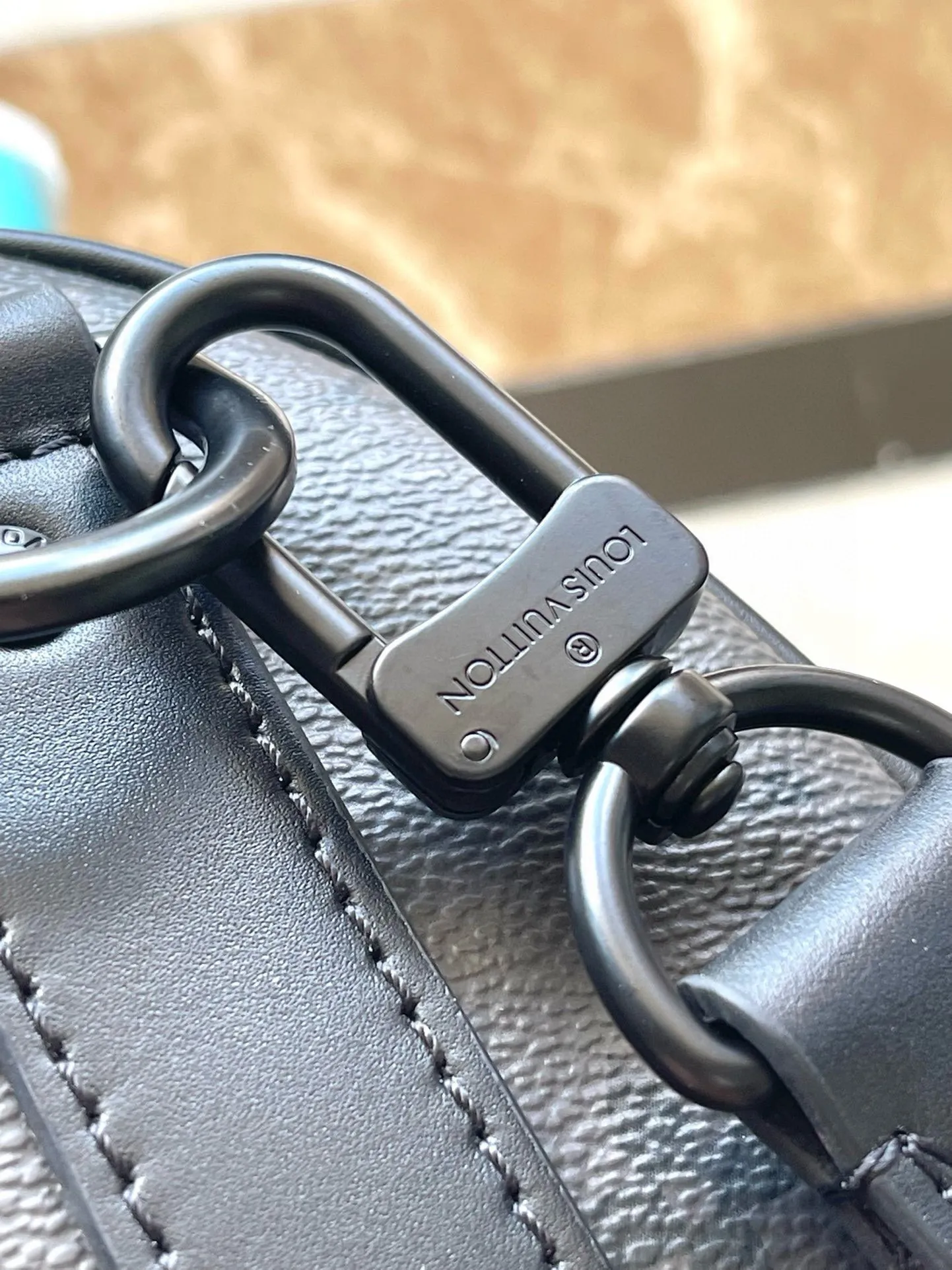 💰780 Top Original Order M11645 This Keepall Bandouliere 25 handbag is made of Monogram Eclipse Reverse canvas and leather trim, with reinforced side straps, handles and nameplates rendered in bright colors. The compact silhouette is complemented by matte metal hardware and a removable and adjustable fabric shoulder strap to complete the details. Dimensions: 25 × 15 × 11cm