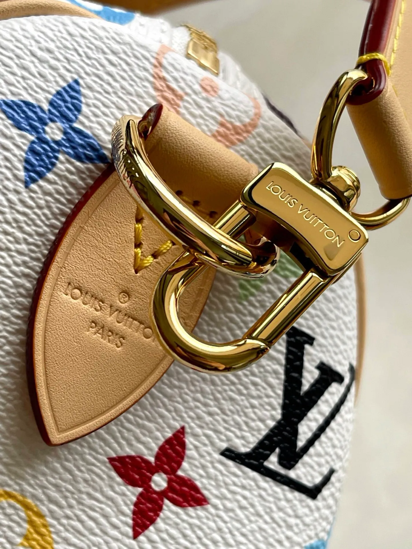 💰1140 Top original order M13085 This Speedy Bandouliere25 handbag uses the classic Monogram pattern to render the bright colors of Japanese artist Takashi Murakami. Together with the bow-shaped key bag, it highlights the smart style of the Louis Vuitton × Murakami collaboration series. The Toron handle and detachable and adjustable shoulder strap are fashioned from calf leather, and the dazzling padlock and corners are a reference to the brand's luggage elements. Dimensions: 25 × 19 × 15 cm