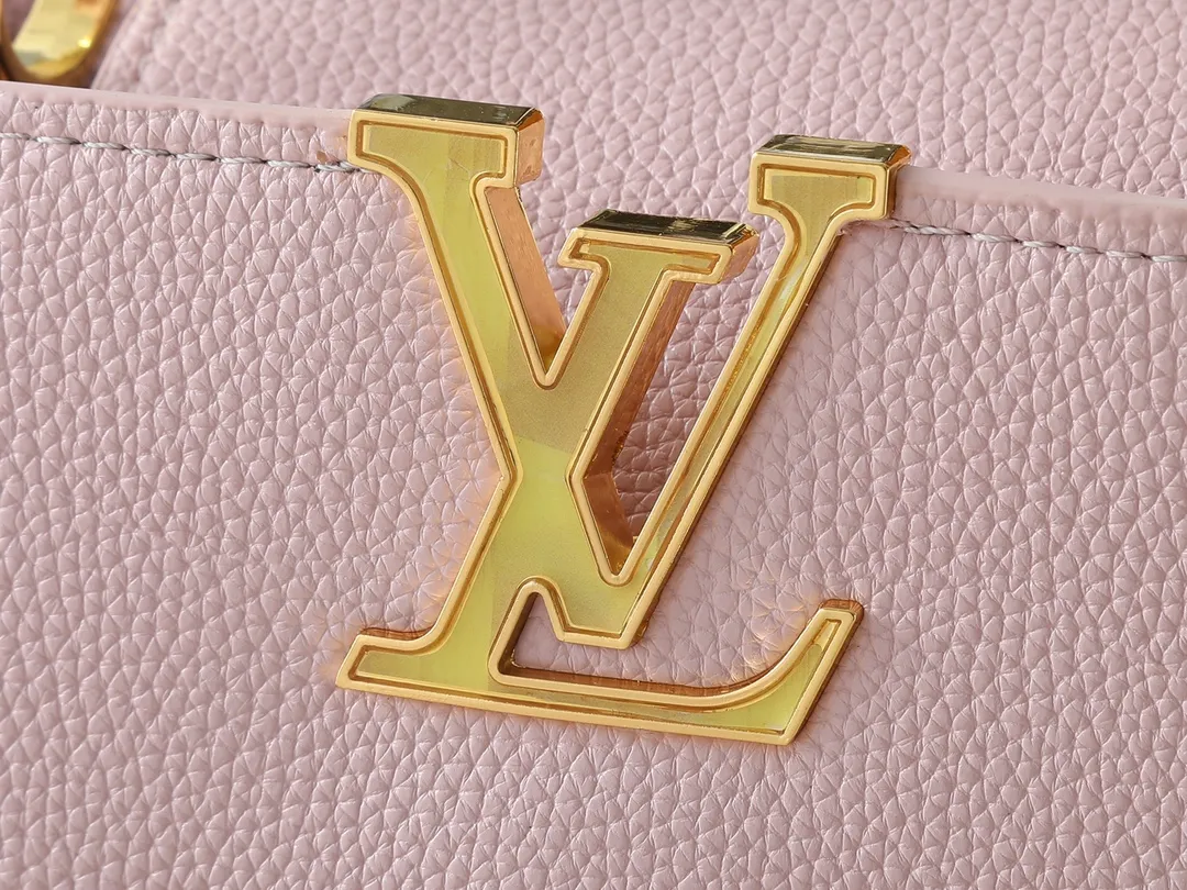 💰440💰Guangzhou goods Upgraded from the original M14381 M14970 M14393 M14972 M14971 This Capucines BB handbag quotes the design elements of the Harmony series and tells the inspiration of the Monogram flower with a gorgeous chain. The Taurillon cow leather body is embellished with a resin-coated LV logo, and the flap can be opened externally or internally to reveal a neat interior with multiple pockets. Dimensions: 27.0 x 17.3 x 9.0 cm (length x height x width)