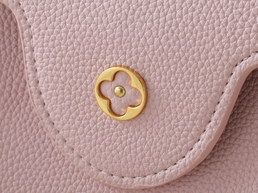 💰440💰Guangzhou goods Upgraded from the original M14381 M14970 M14393 M14972 M14971 This Capucines BB handbag quotes the design elements of the Harmony series and tells the inspiration of the Monogram flower with a gorgeous chain. The Taurillon cow leather body is embellished with a resin-coated LV logo, and the flap can be opened externally or internally to reveal a neat interior with multiple pockets. Dimensions: 27.0 x 17.3 x 9.0 cm (length x height x width)