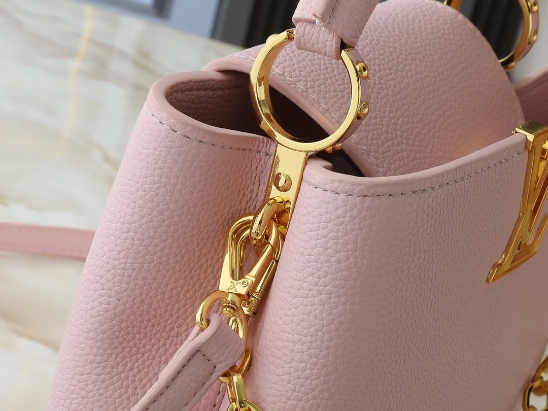 💰440💰Guangzhou goods Upgraded from the original M14381 M14970 M14393 M14972 M14971 This Capucines BB handbag quotes the design elements of the Harmony series and tells the inspiration of the Monogram flower with a gorgeous chain. The Taurillon cow leather body is embellished with a resin-coated LV logo, and the flap can be opened externally or internally to reveal a neat interior with multiple pockets. Dimensions: 27.0 x 17.3 x 9.0 cm (length x height x width)