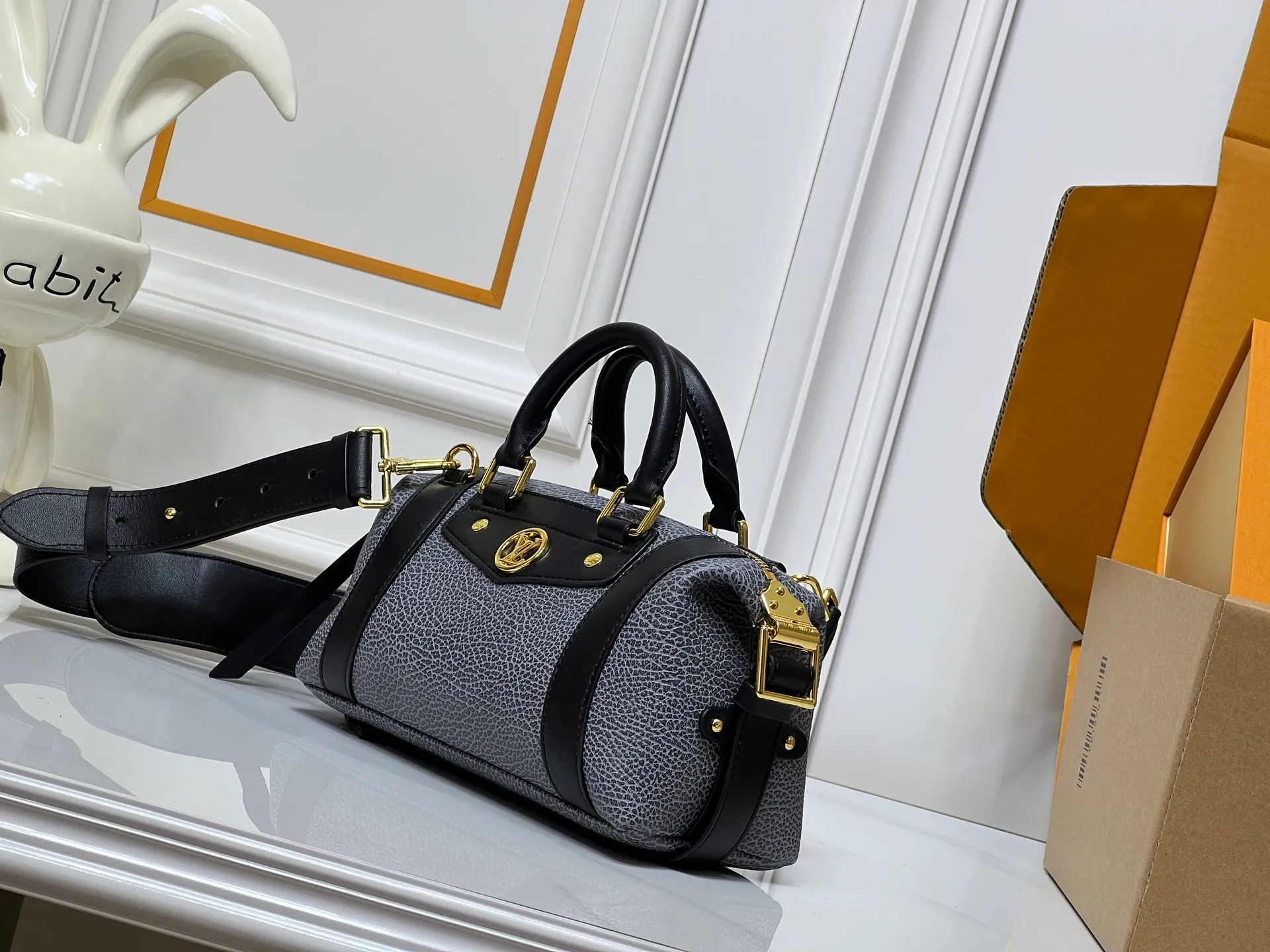 Batch 320💰[Exclusive real shot] Small size M25566 M14623 Full leather motorcycle bag M14702 M14700 NANO LV BIKER handbag This Nano LV Rider handbag is from the 2025 spring and summer series. It is made of pixelated grain sheep leather with smooth cow leather elements, and is decorated with LV Circle logo. The foldable configuration makes it easy to store in a suitcase, and the modern design adds a rock-n-roll edge to any look. Dimensions: 10 x 10 x 23 cm