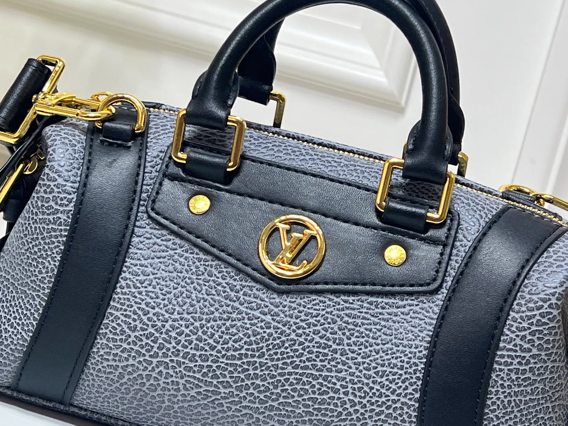 Batch 320💰[Exclusive real shot] Small size M25566 M14623 Full leather motorcycle bag M14702 M14700 NANO LV BIKER handbag This Nano LV Rider handbag is from the 2025 spring and summer series. It is made of pixelated grain sheep leather with smooth cow leather elements, and is decorated with LV Circle logo. The foldable configuration makes it easy to store in a suitcase, and the modern design adds a rock-n-roll edge to any look. Dimensions: 10 x 10 x 23 cm