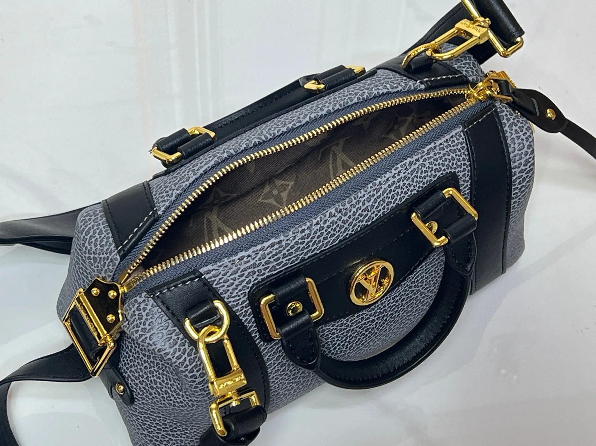 Batch 320💰[Exclusive real shot] Small size M25566 M14623 Full leather motorcycle bag M14702 M14700 NANO LV BIKER handbag This Nano LV Rider handbag is from the 2025 spring and summer series. It is made of pixelated grain sheep leather with smooth cow leather elements, and is decorated with LV Circle logo. The foldable configuration makes it easy to store in a suitcase, and the modern design adds a rock-n-roll edge to any look. Dimensions: 10 x 10 x 23 cm