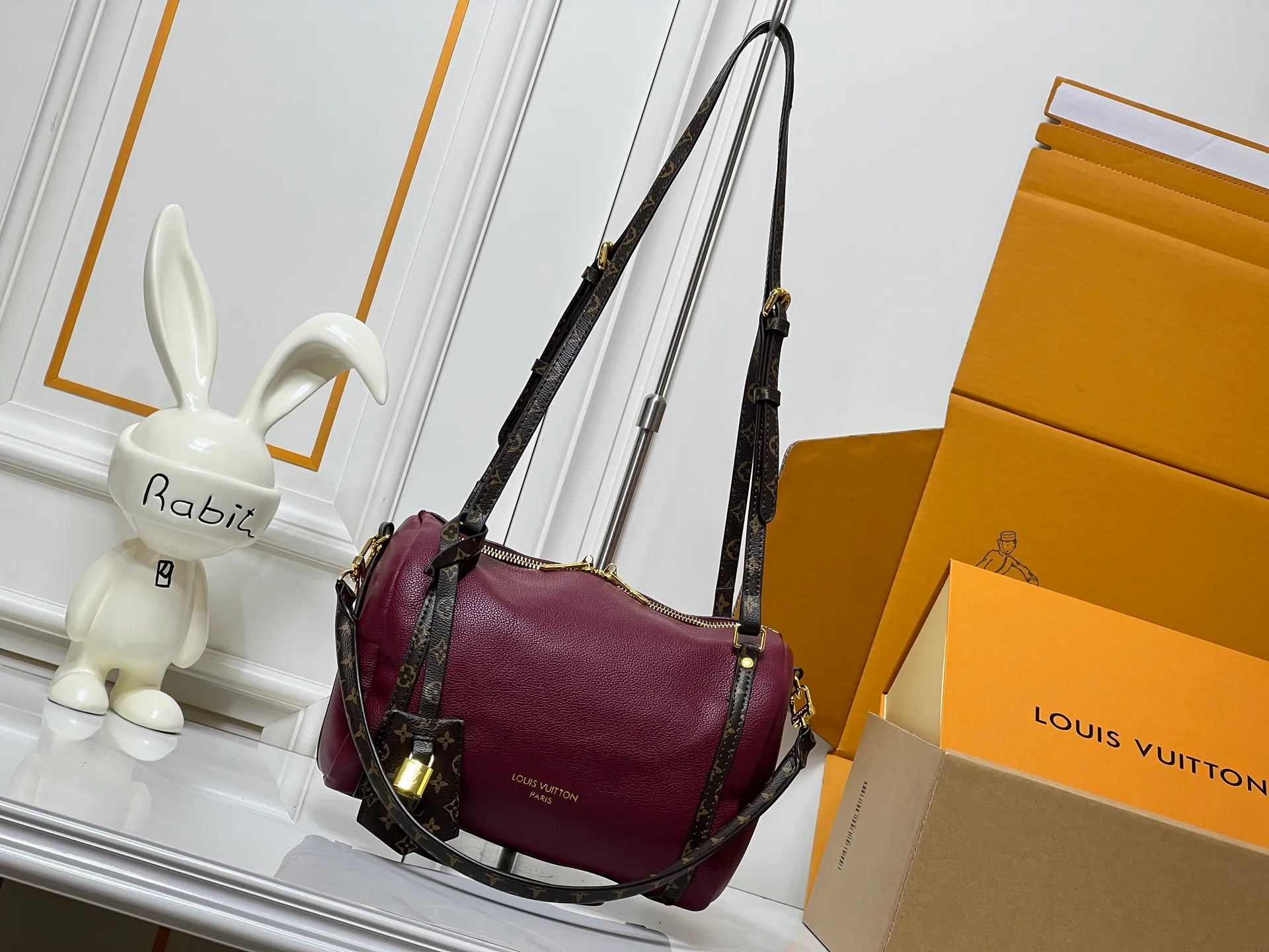 Batch 260💰Upgraded original M26037 M26451 M26359 M26397 M26358 M26039 M26905 M26360 M13668 M13667 This small Express handbag can be called an urban treasure, and its design is inspired by the brand's classic Keepall travel bag. Carefully crafted from fine calf leather, it is decorated with Monogram's classic pattern trim and lining, and is paired with metal hardware and iconic key cases and padlocks, embodying the essence of Louis Vuitton's travel heritage. The compact size can accommodate daily belongings and can be carried in various ways, making it suitable for modern urban life. Dimensions: 26 x 17 x 13.5 (cm) ((length x height x width)