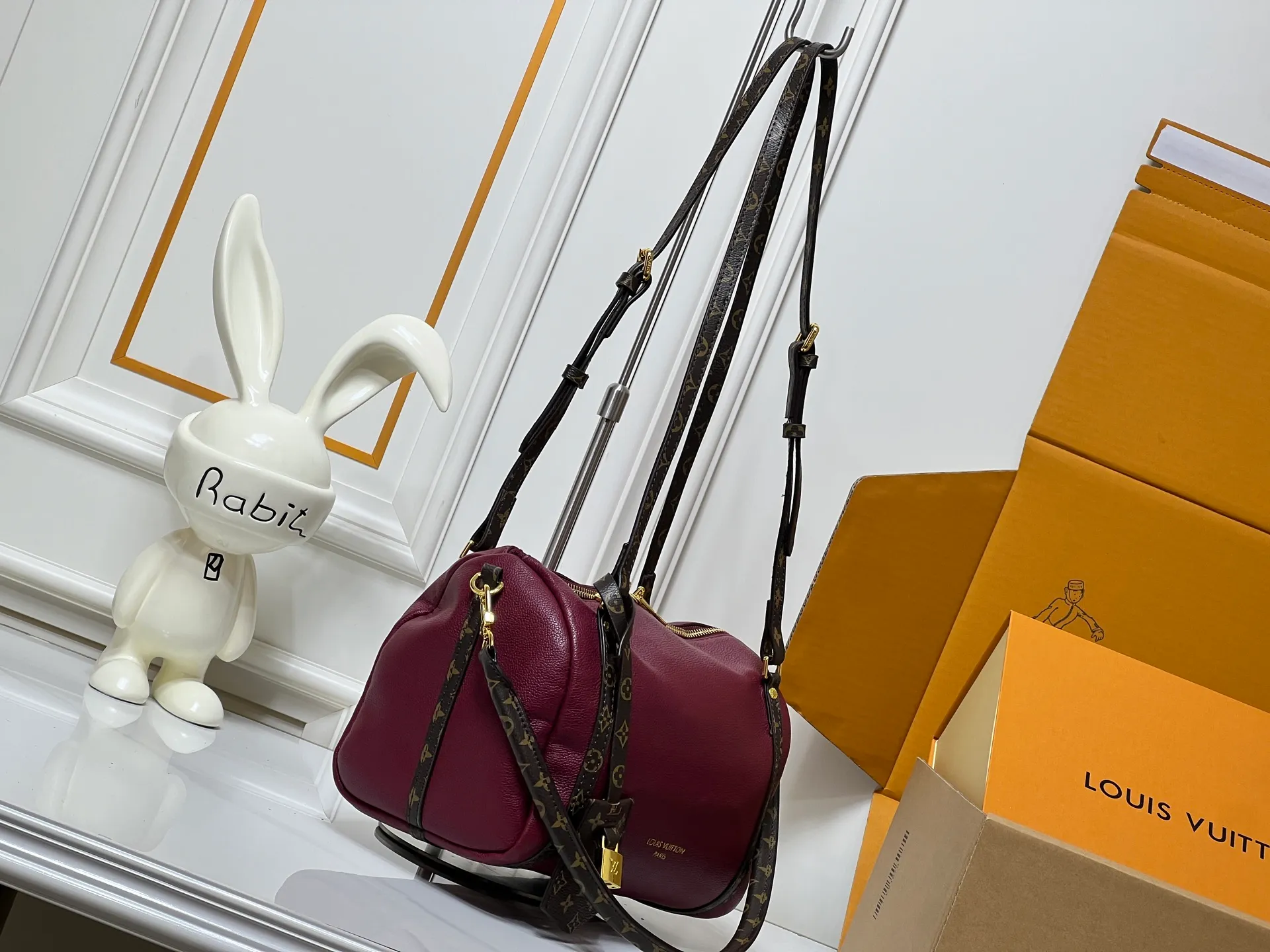 Batch 260💰Upgraded original M26037 M26451 M26359 M26397 M26358 M26039 M26905 M26360 M13668 M13667 This small Express handbag can be called an urban treasure, and its design is inspired by the brand's classic Keepall travel bag. Carefully crafted from fine calf leather, it is decorated with Monogram's classic pattern trim and lining, and is paired with metal hardware and iconic key cases and padlocks, embodying the essence of Louis Vuitton's travel heritage. The compact size can accommodate daily belongings and can be carried in various ways, making it suitable for modern urban life. Dimensions: 26 x 17 x 13.5 (cm) ((length x height x width)