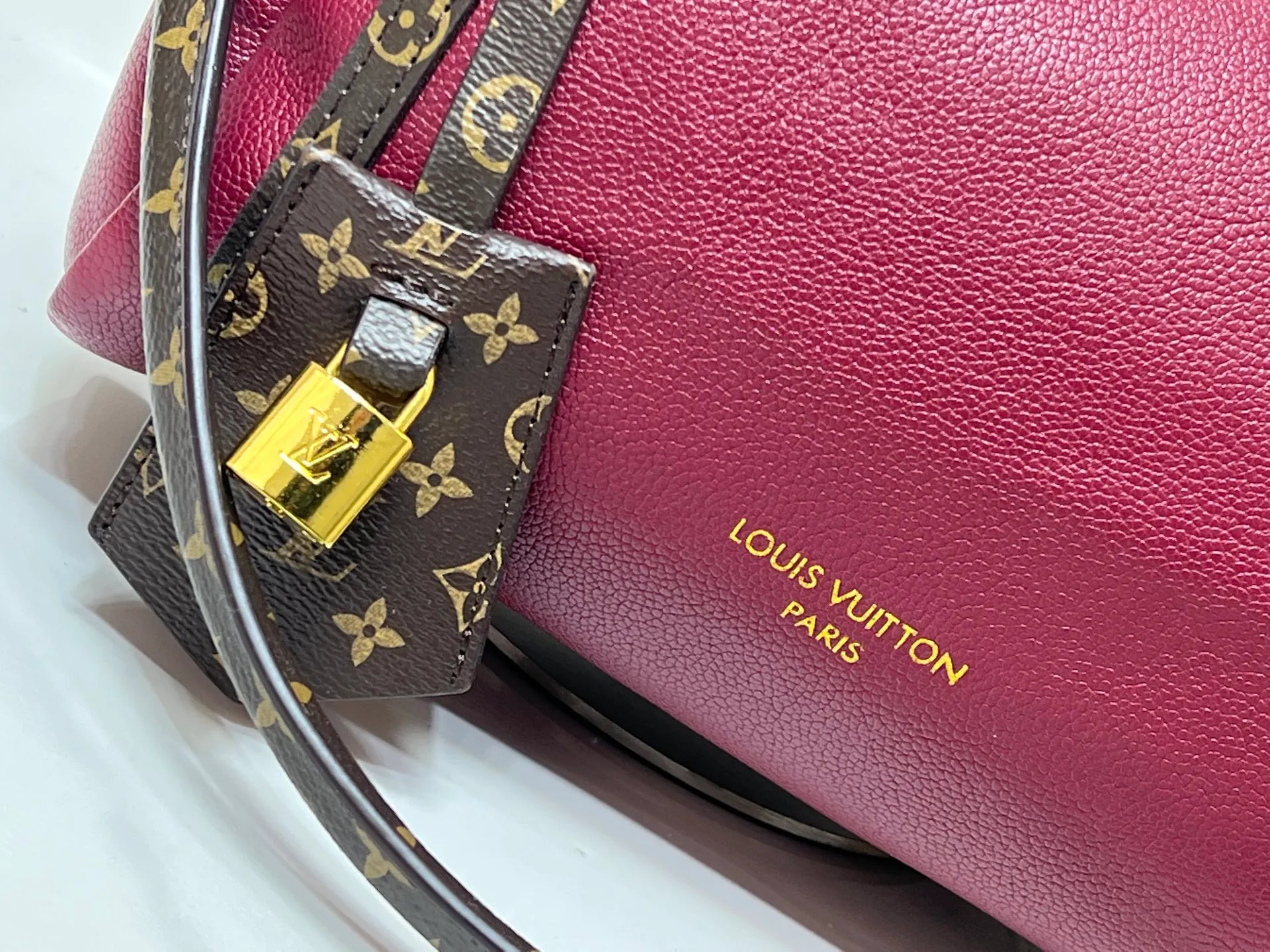 Batch 260💰Upgraded original M26037 M26451 M26359 M26397 M26358 M26039 M26905 M26360 M13668 M13667 This small Express handbag can be called an urban treasure, and its design is inspired by the brand's classic Keepall travel bag. Carefully crafted from fine calf leather, it is decorated with Monogram's classic pattern trim and lining, and is paired with metal hardware and iconic key cases and padlocks, embodying the essence of Louis Vuitton's travel heritage. The compact size can accommodate daily belongings and can be carried in various ways, making it suitable for modern urban life. Dimensions: 26 x 17 x 13.5 (cm) ((length x height x width)