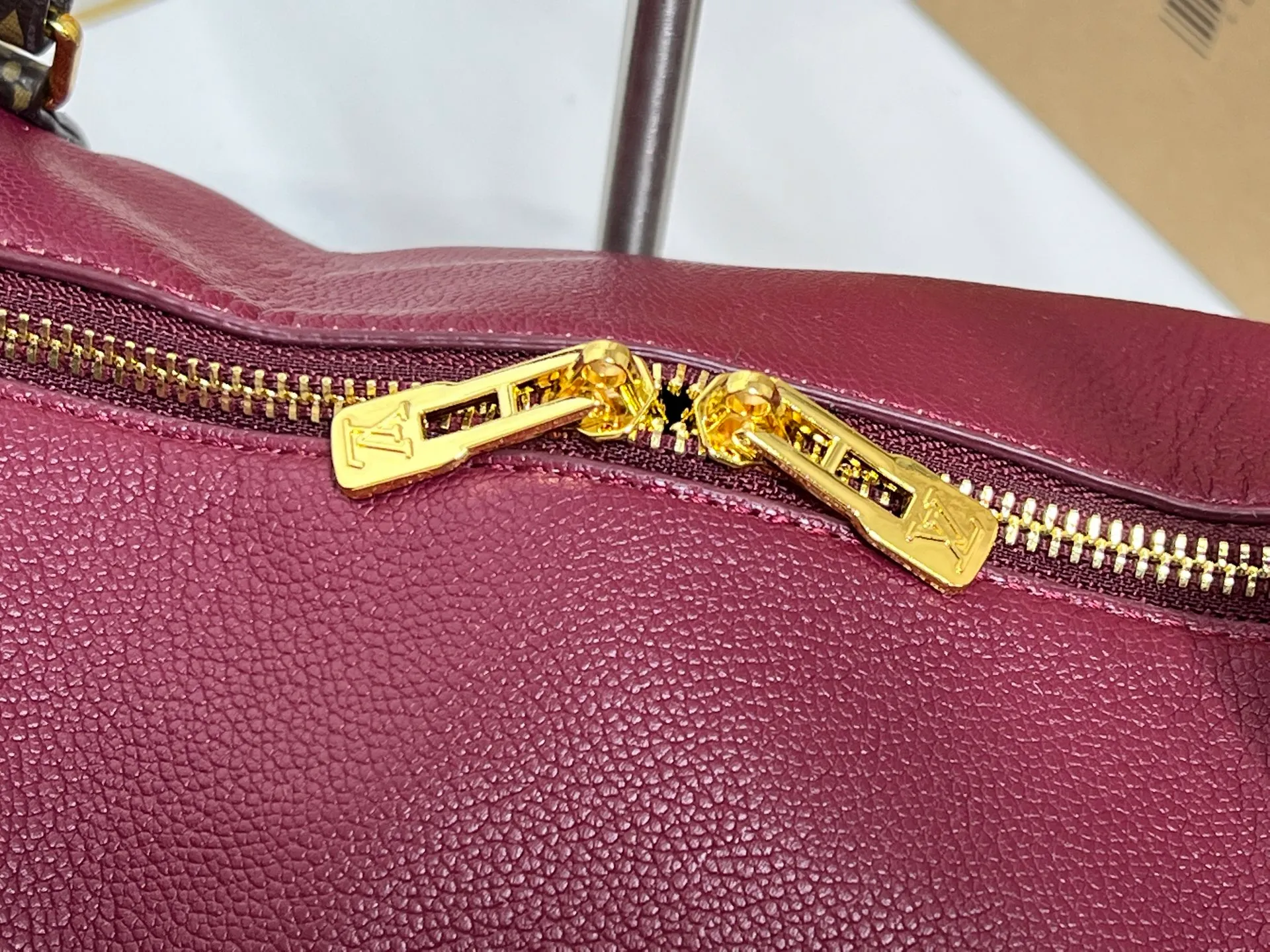 Batch 260💰Upgraded original M26037 M26451 M26359 M26397 M26358 M26039 M26905 M26360 M13668 M13667 This small Express handbag can be called an urban treasure, and its design is inspired by the brand's classic Keepall travel bag. Carefully crafted from fine calf leather, it is decorated with Monogram's classic pattern trim and lining, and is paired with metal hardware and iconic key cases and padlocks, embodying the essence of Louis Vuitton's travel heritage. The compact size can accommodate daily belongings and can be carried in various ways, making it suitable for modern urban life. Dimensions: 26 x 17 x 13.5 (cm) ((length x height x width)