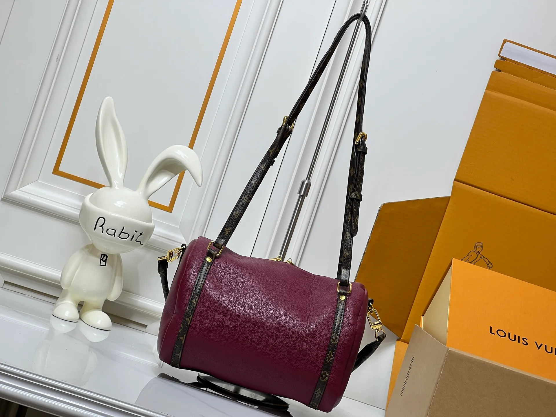 Batch 260💰Upgraded original M26037 M26451 M26359 M26397 M26358 M26039 M26905 M26360 M13668 M13667 This small Express handbag can be called an urban treasure, and its design is inspired by the brand's classic Keepall travel bag. Carefully crafted from fine calf leather, it is decorated with Monogram's classic pattern trim and lining, and is paired with metal hardware and iconic key cases and padlocks, embodying the essence of Louis Vuitton's travel heritage. The compact size can accommodate daily belongings and can be carried in various ways, making it suitable for modern urban life. Dimensions: 26 x 17 x 13.5 (cm) ((length x height x width)
