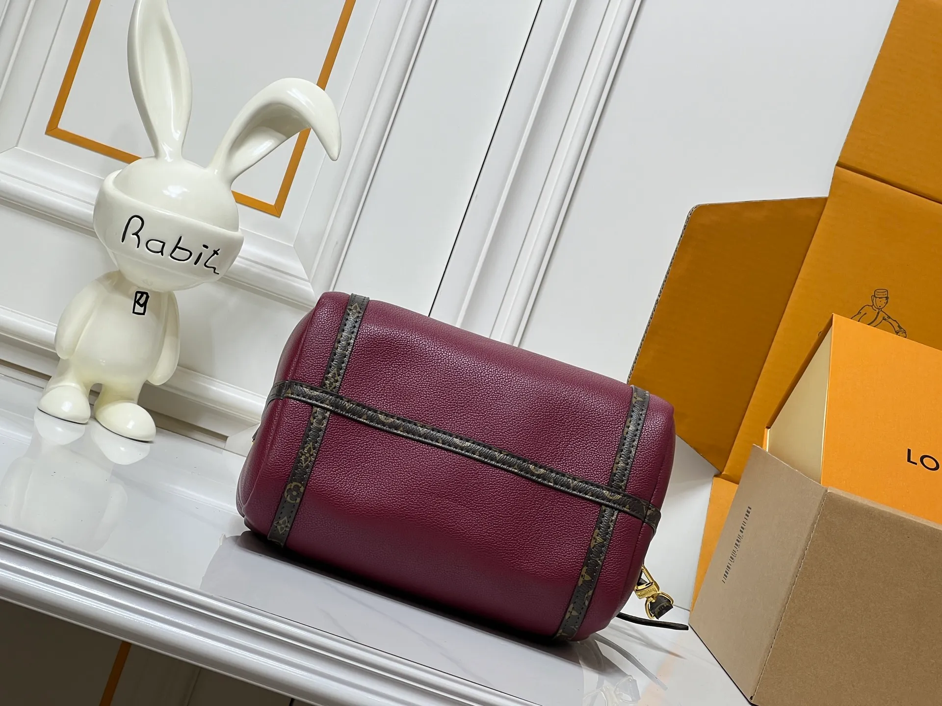 Batch 260💰Upgraded original M26037 M26451 M26359 M26397 M26358 M26039 M26905 M26360 M13668 M13667 This small Express handbag can be called an urban treasure, and its design is inspired by the brand's classic Keepall travel bag. Carefully crafted from fine calf leather, it is decorated with Monogram's classic pattern trim and lining, and is paired with metal hardware and iconic key cases and padlocks, embodying the essence of Louis Vuitton's travel heritage. The compact size can accommodate daily belongings and can be carried in various ways, making it suitable for modern urban life. Dimensions: 26 x 17 x 13.5 (cm) ((length x height x width)